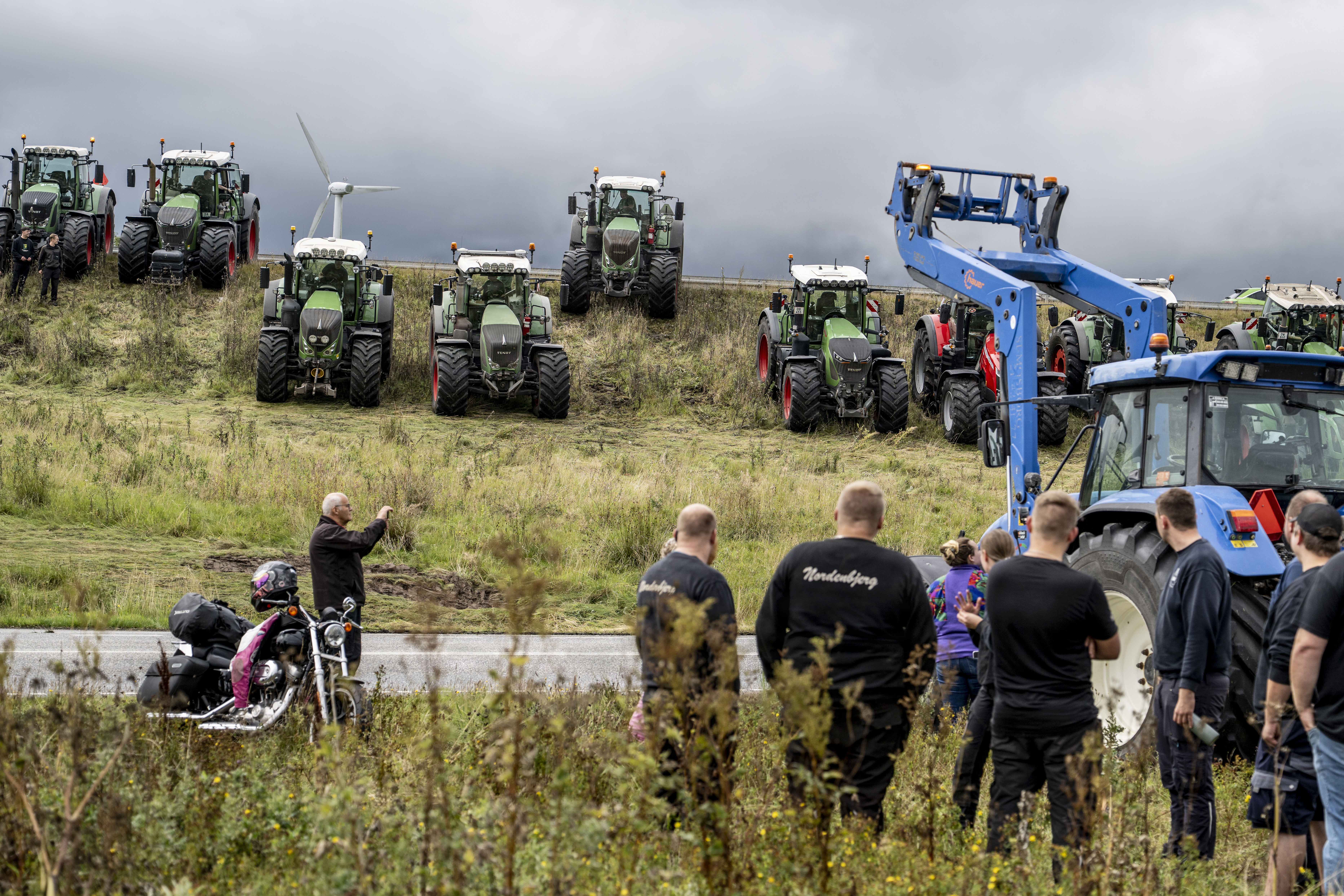 Landmænd demonstrerede mandag ved motorvejen i Holstebro mod nyt lovforslag. I dag demonsteres der på Sjælland.