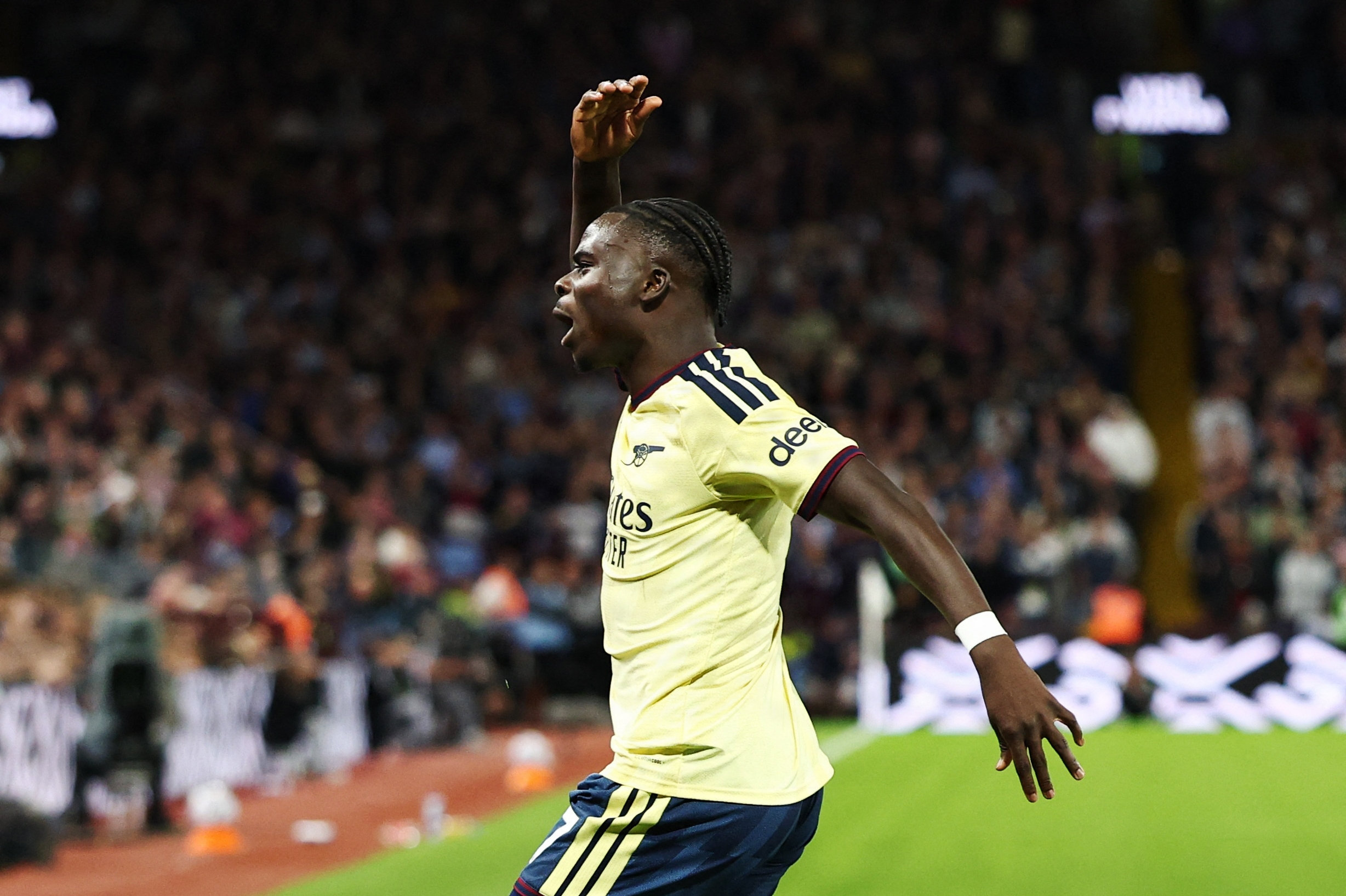 Bukayo Saka blev matchvinder for Arsenal, der sled sig til en smal sejr over Aston Villa.