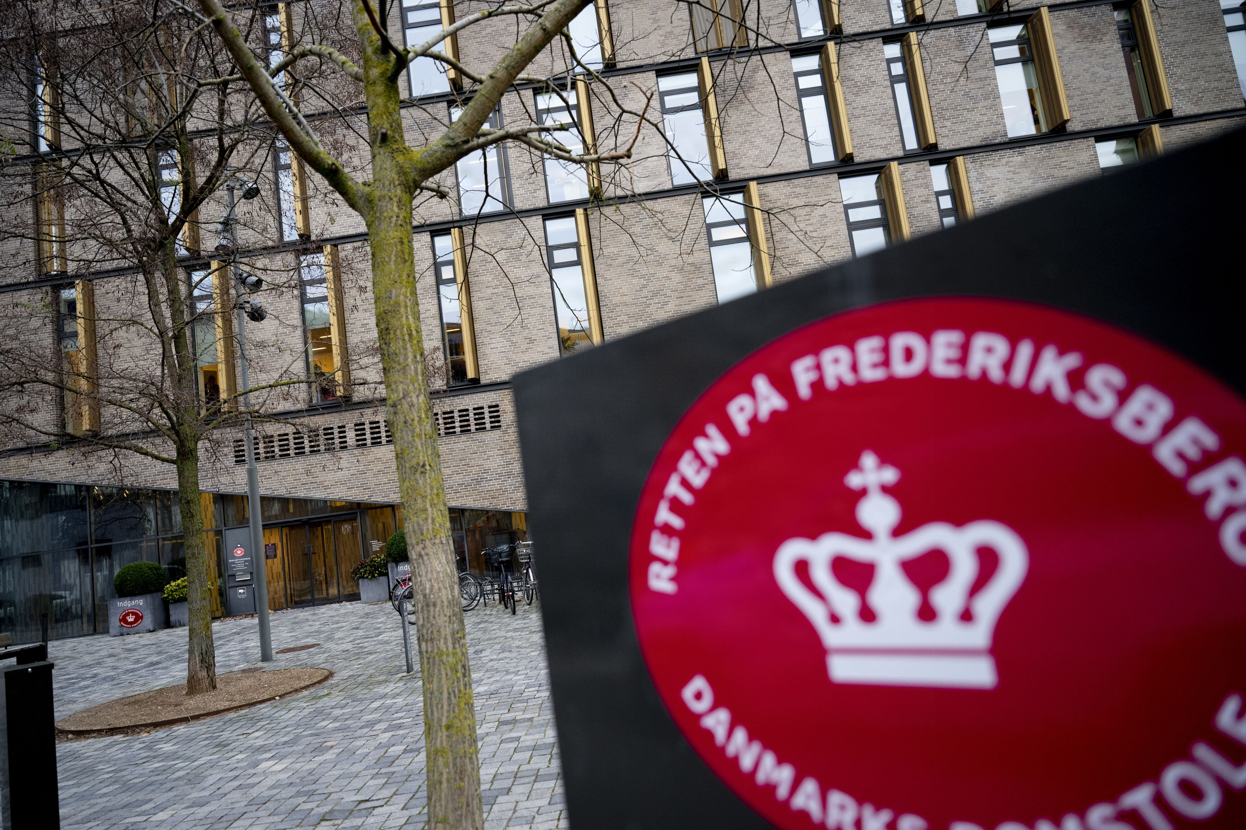 Retten på Frederiksberg har tirsdag sidste retsmøde i en sag, hvor en tidligere fængselsbetjent er tiltalt for at have voldtaget sin egen datter. Han nægter sig skyldig. (Arkivfoto).