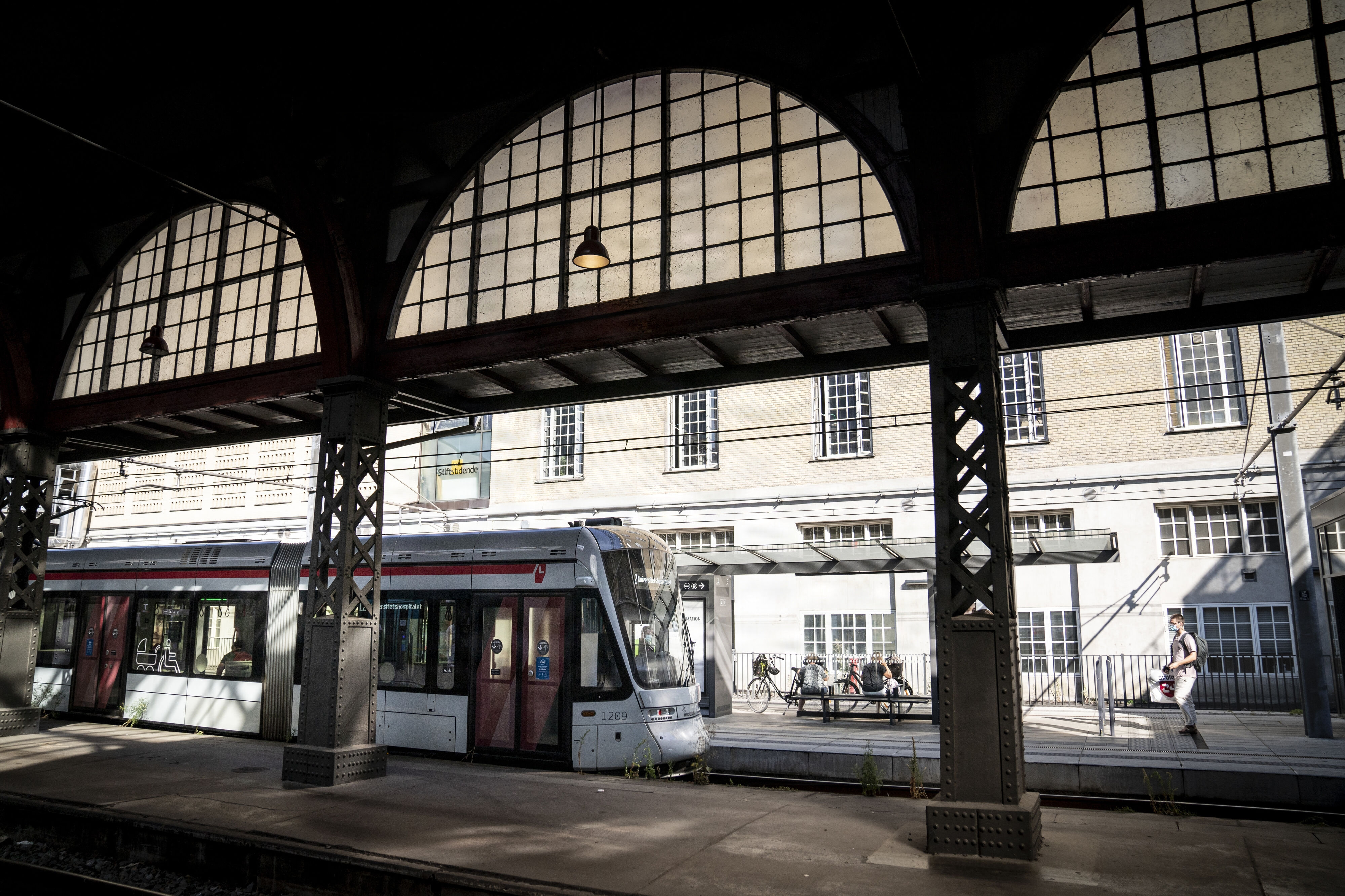 Rejsende i Aarhus opfordres til at følge med på Rejseplanen og Midttrafik live samt på infoskærme i forbindelse med aflysninger på letbanen tirsdag morgen. (Arkivfoto).