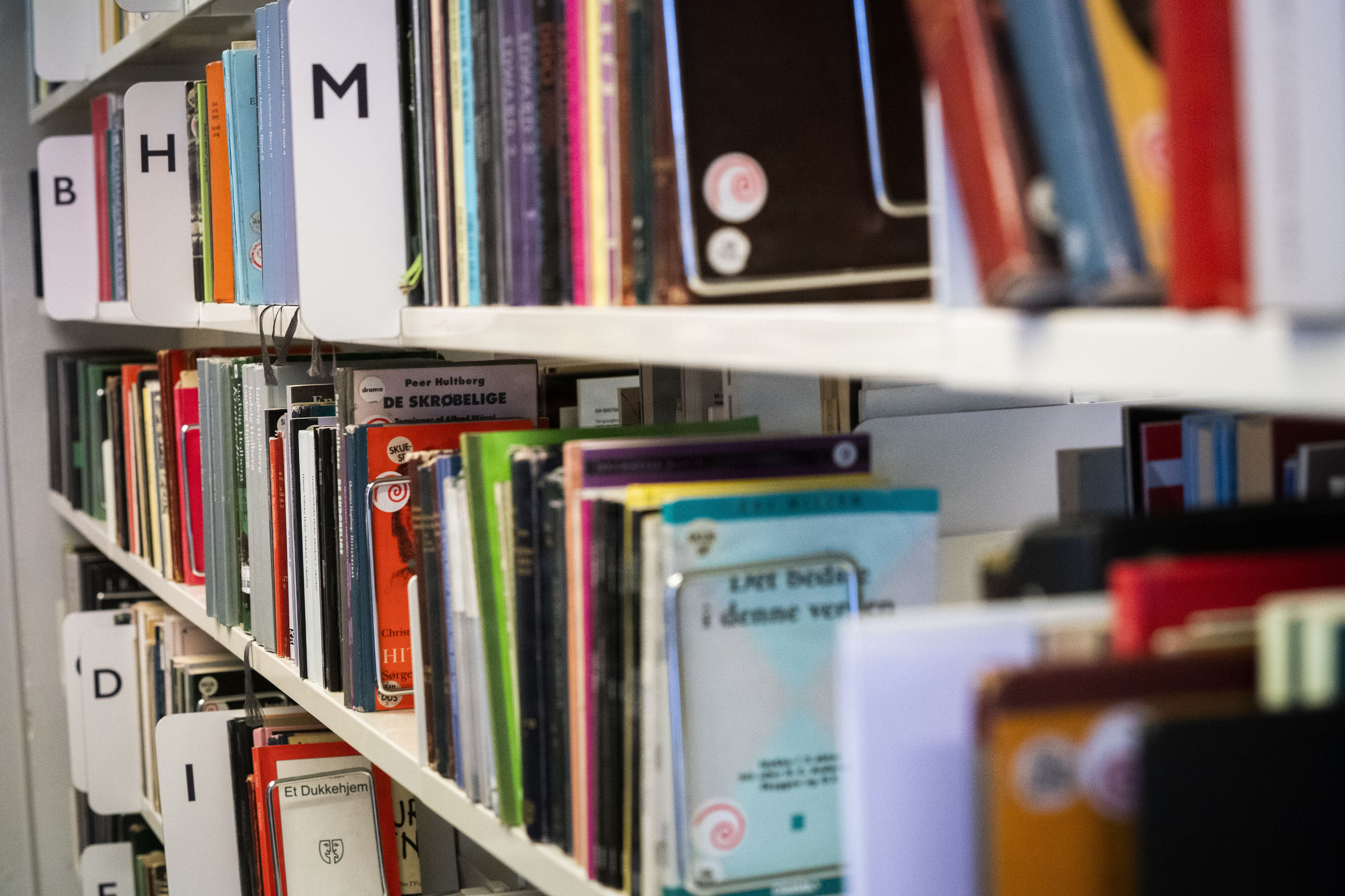 Biblioteket er et af de steder, hvor ord og sprog spiller en central rolle. Kampagnen "Kan vi på dansk?" undersøger, om vi låner flere engelske ord, end vi behøver, når der findes danske alternativer. (Arkivfoto).