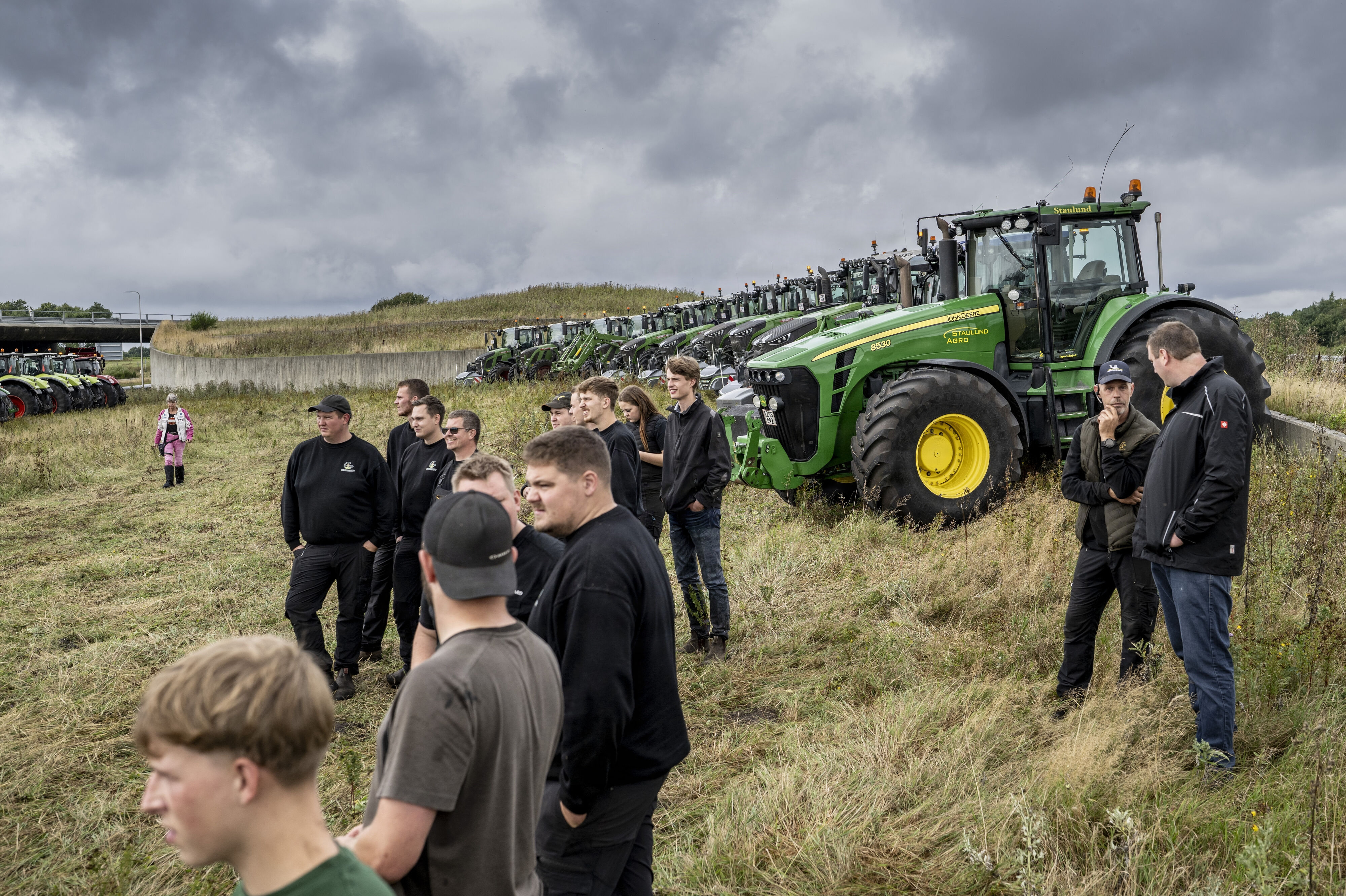 Landmænd demonstrerede mandag på Herningvej ved motorvejstilkørslen ved Holstebro mod et nyt lovforslag om, hvor meget kvælstof de må udlede. Tirsdag er der varslet demonstrationer flere steder i landet, heriblandt ved Christiansborg.