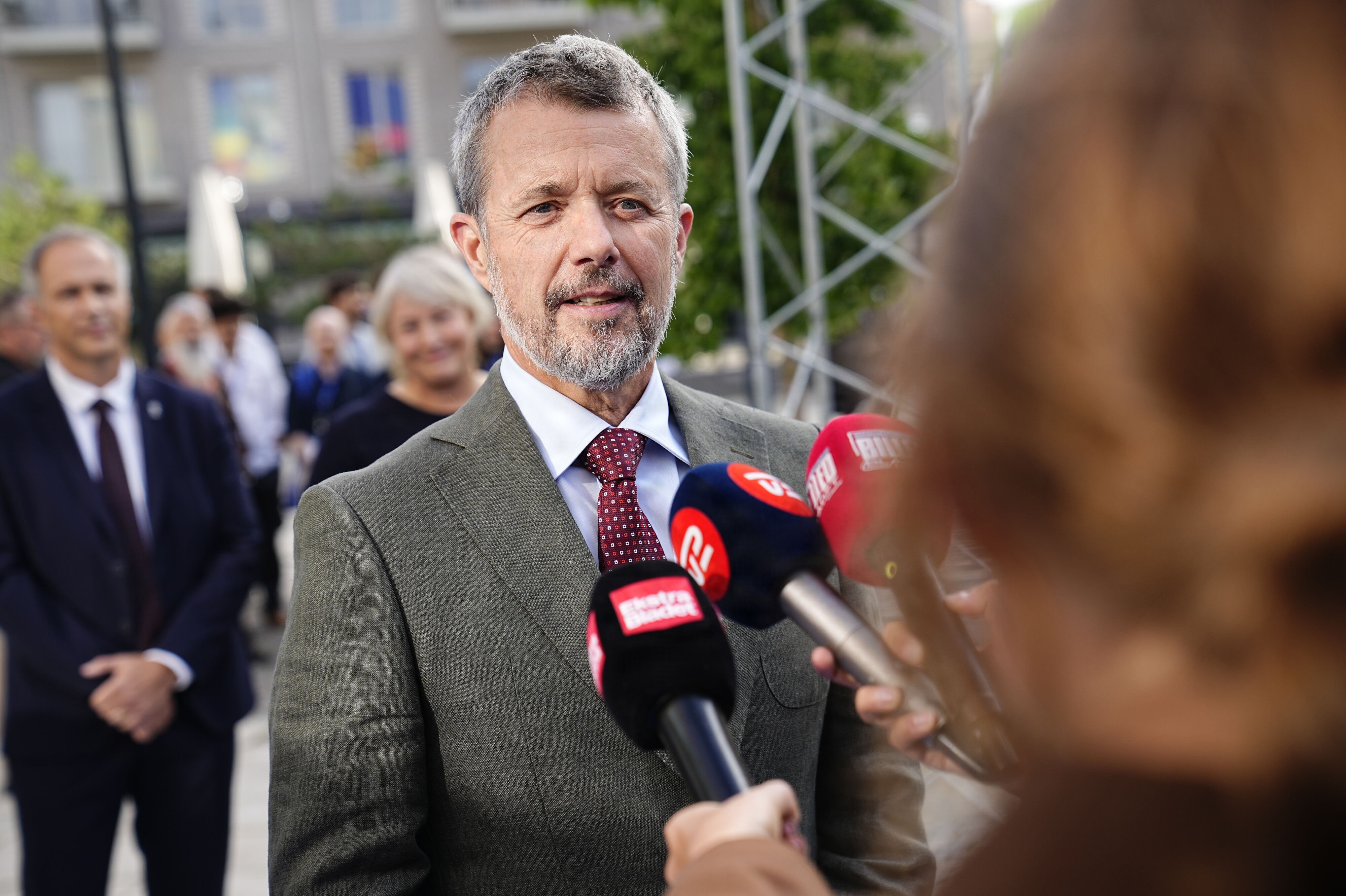 Kong Frederik udtaler sig tirsdag til flere medier om tabet af Norges kong Harald og sine forventninger til kong Haakon. Det sker i forbindelse med åbningen af en konference i Bella Center i København.