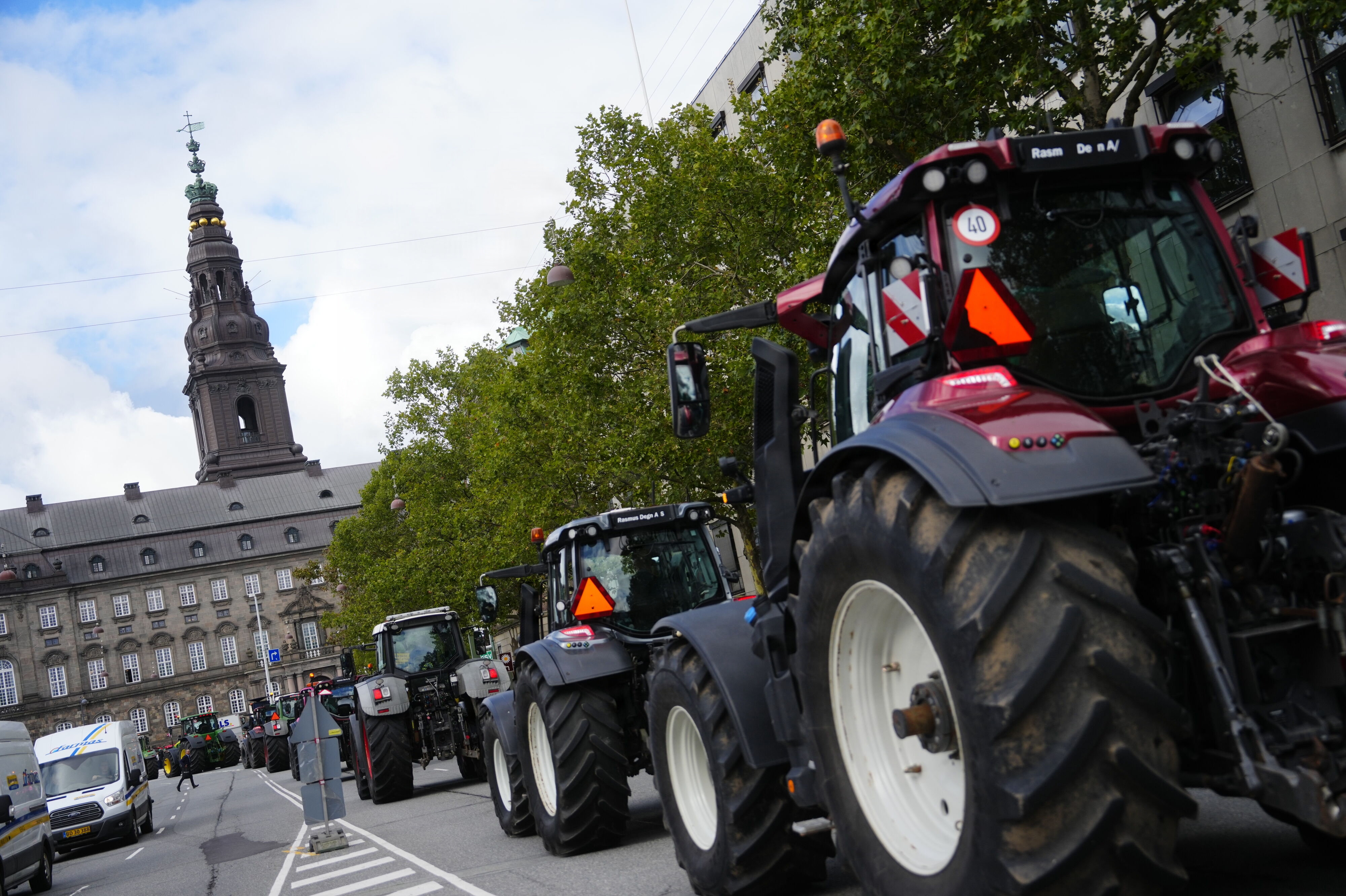 Landmænd demonstrerer tirsdag mod gødskningsloven foran Christiansborg i København.