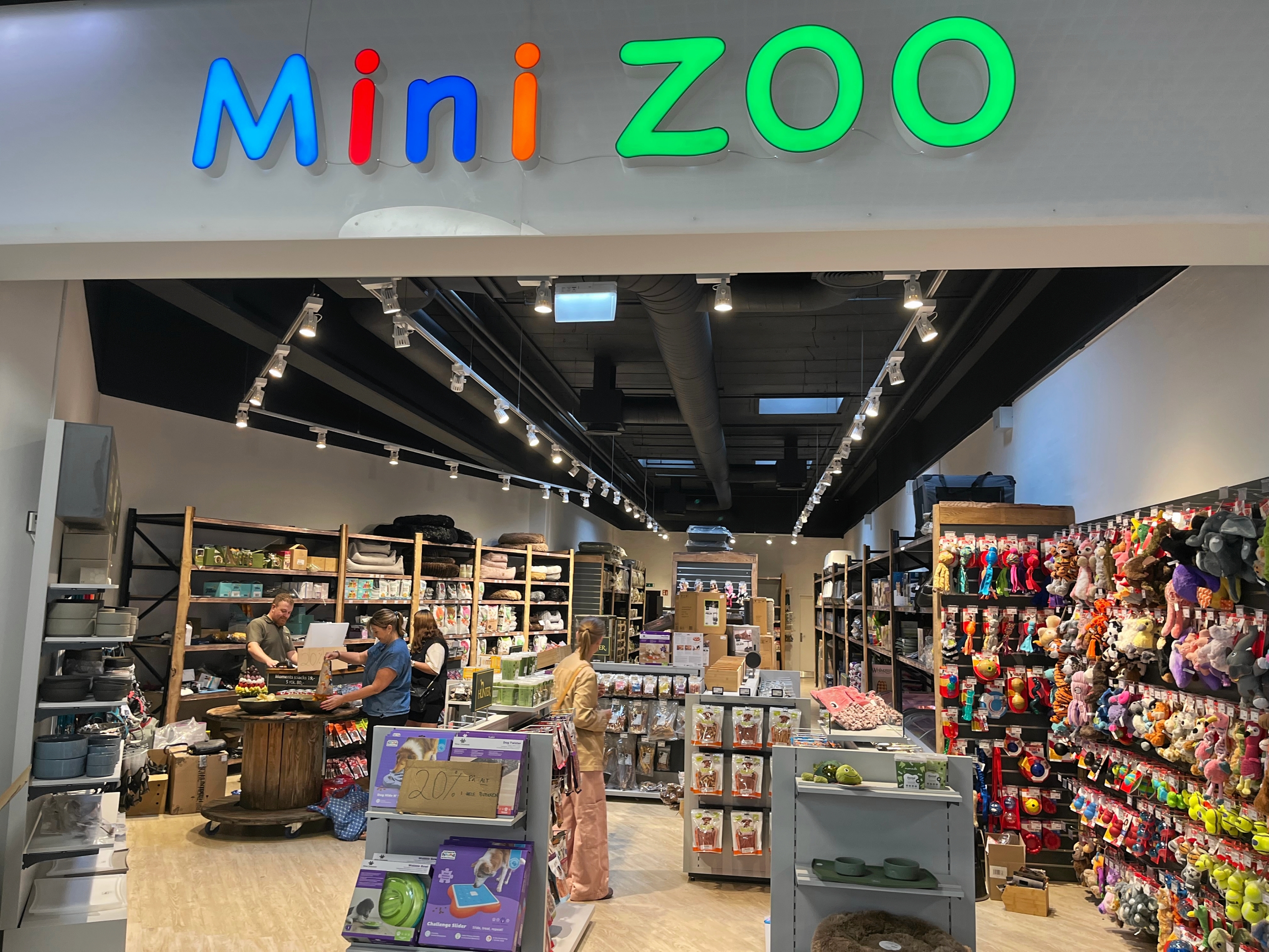 Forretningen Mini Zoo åbnede i Inoord med gode tilbud til såvel to som firbenede - Thomas Quvang Forretningen Mini Zoo åbnede i Inoord med gode tilbud til såvel to som firbenede