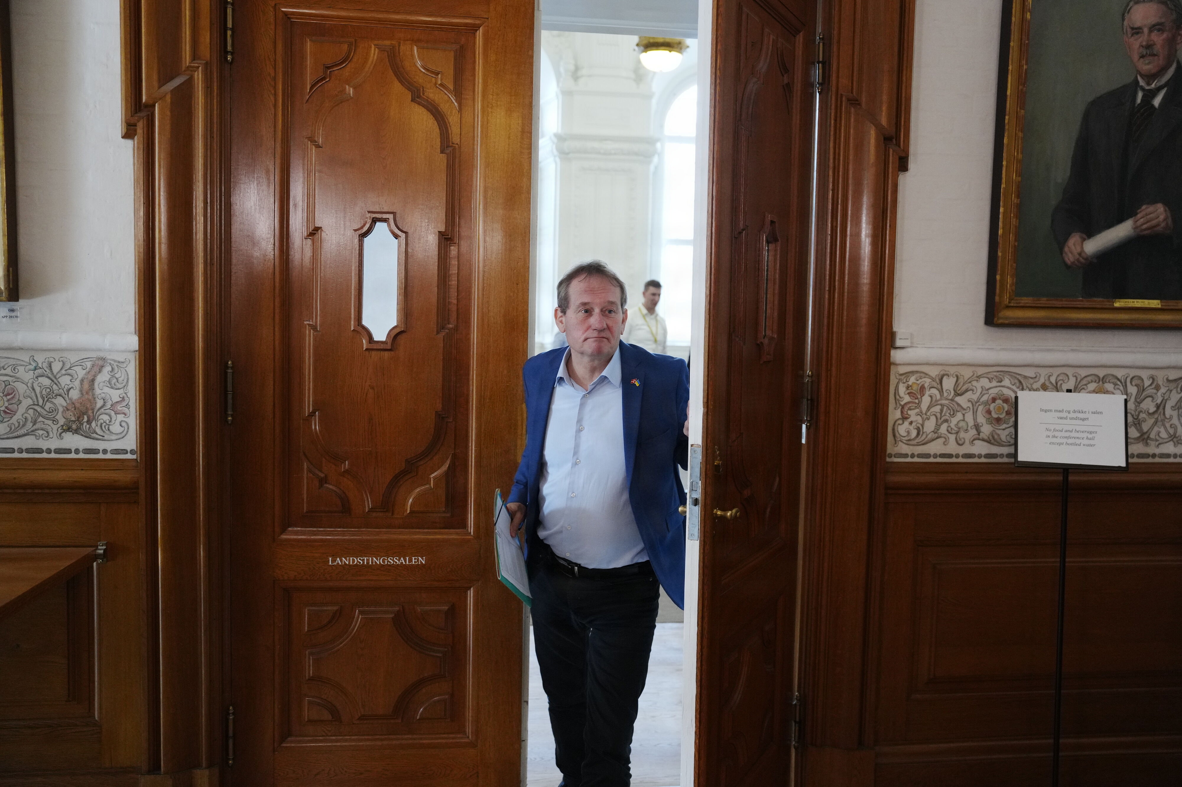 Peter Juel-Jensen forlader Venstres gruppemøde i Landstingssalen på Christiansborg, inden han offentligt meddeler, at han går imod partilinjen om gødskningslov.