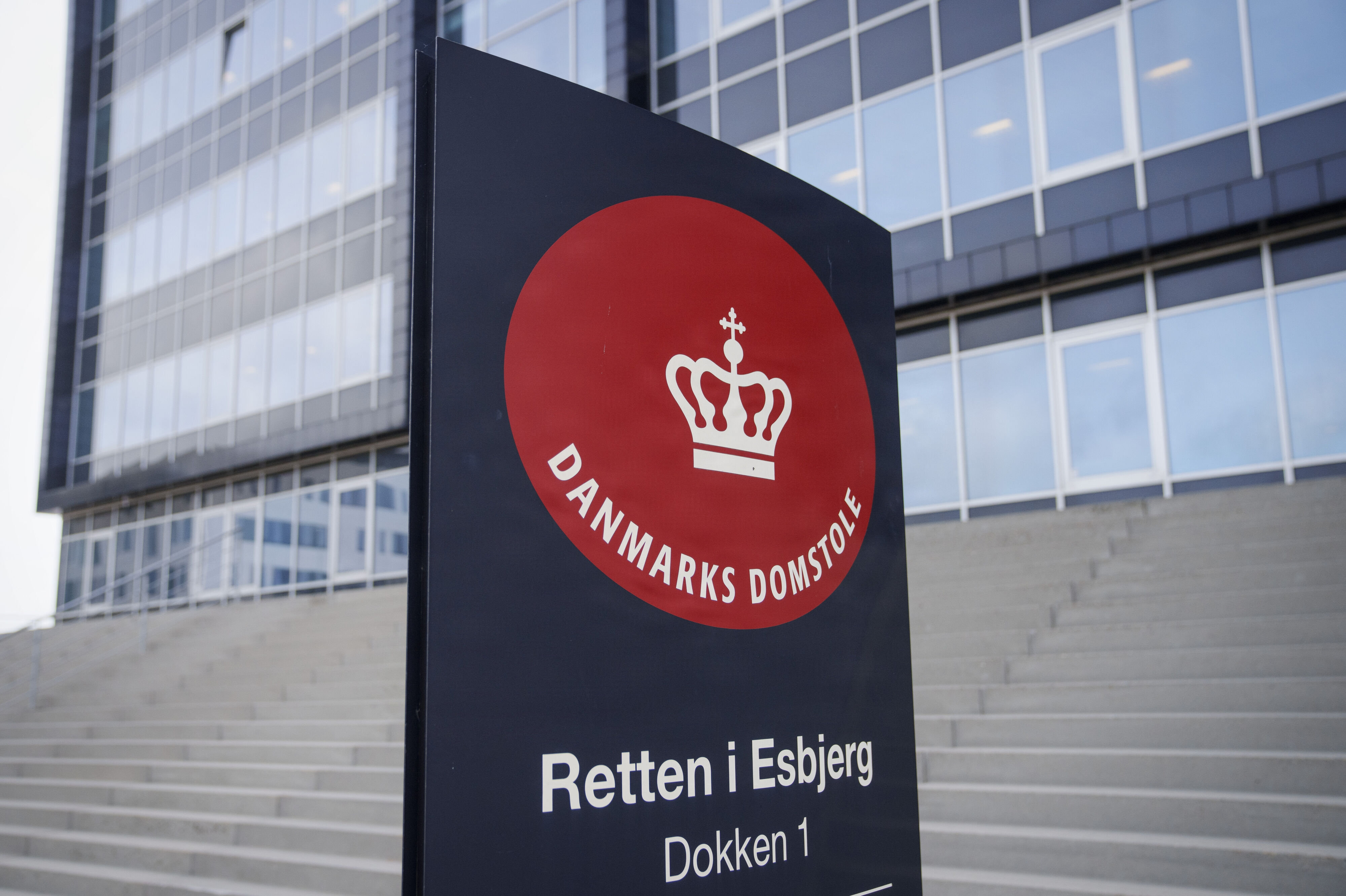 En mand, der har 23 domme bag sig, er tirsdag i Retten i Esbjerg også dømt for grov vold med døden til følge mod en 56-årig mand. (Arkivfoto).