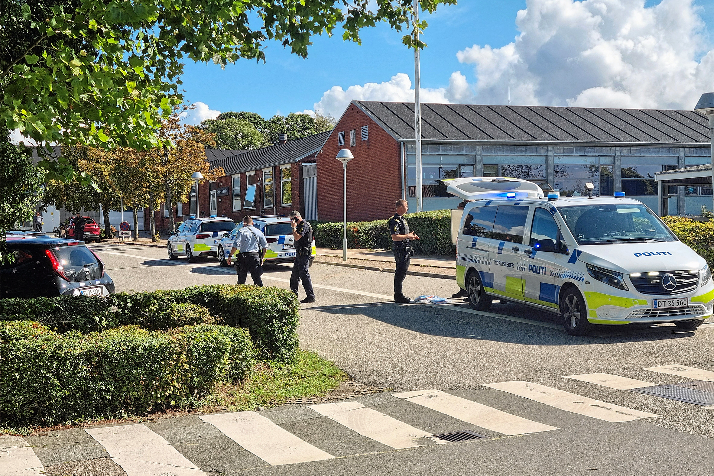 En dramatisk hændelse på Rynkevangskolens boldbaner førte til, at politiet den 1. september måtte rykke massivt ud. Skolen blev evakueret, og ingen kom til skade. Nu er efterforskningen af sagen afsluttet.