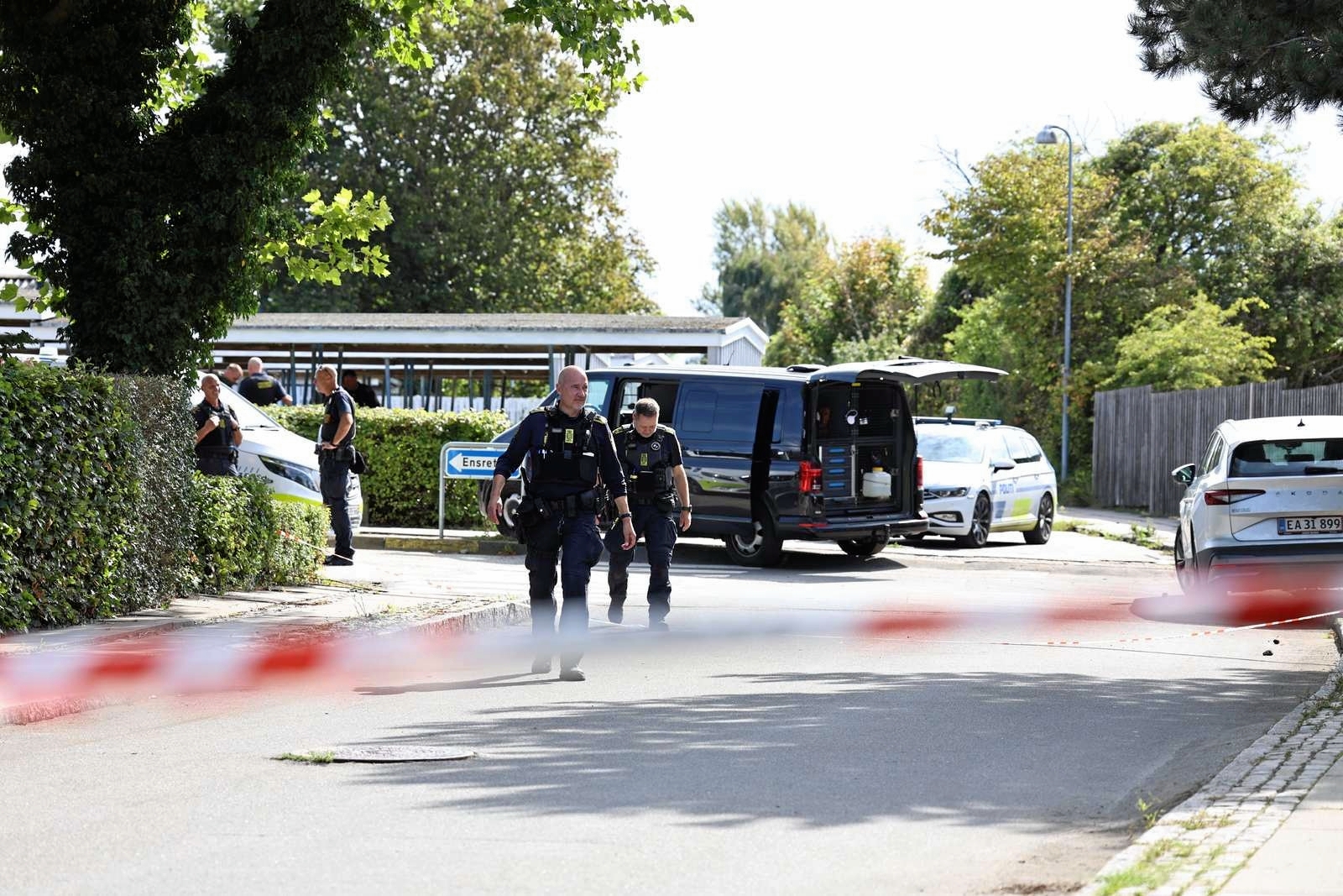 Elever og personale på Rynkevangskolen i Kalundborg blev tirsdag formiddag evakueret i forbindelse med en sprængning udført af unge drenge. - Presse-fotos.dk Elever og personale på Rynkevangskolen i Kalundborg blev tirsdag formiddag evakueret i forbindelse med en sprængning udført af unge drenge.