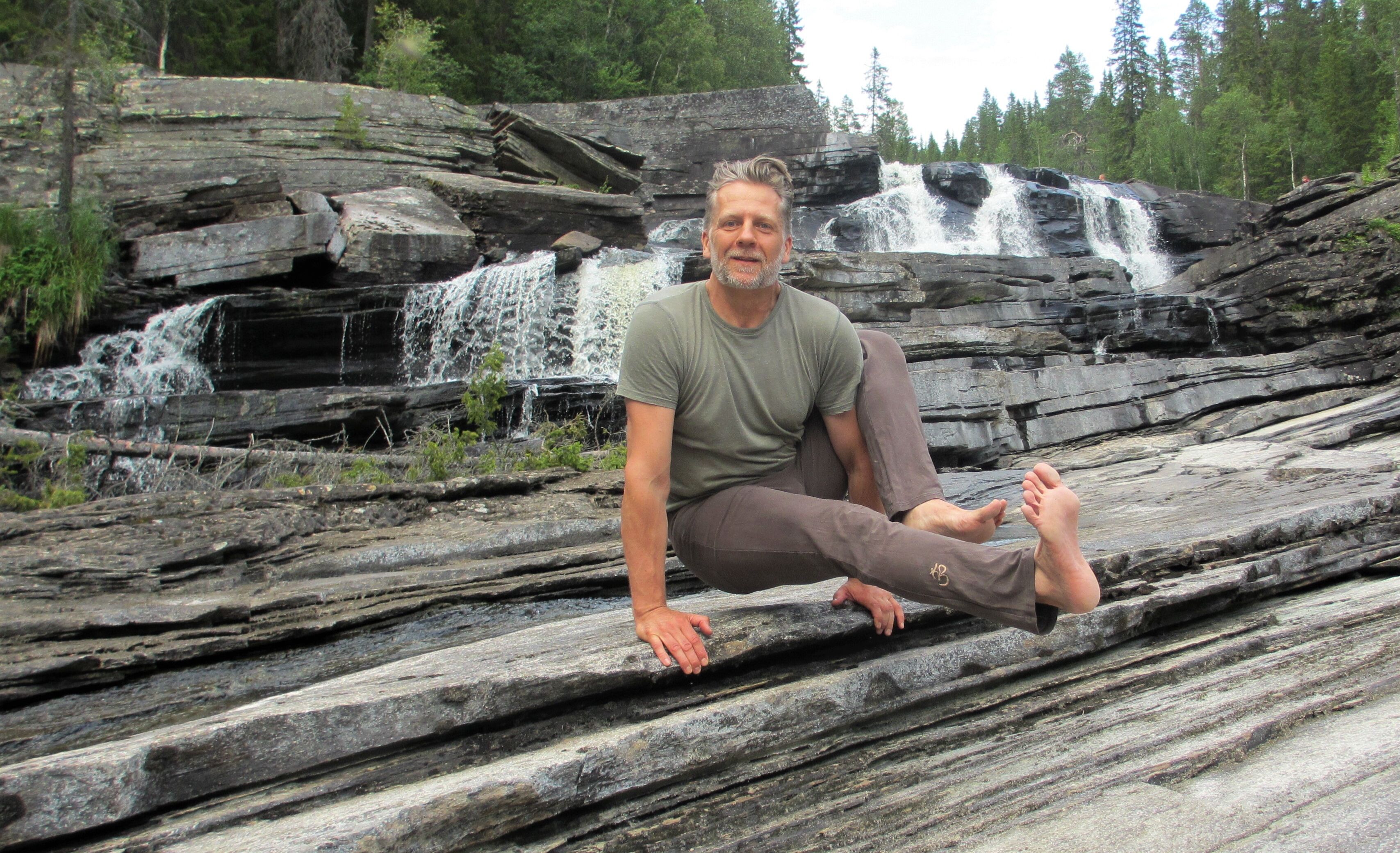 Thomas Svend Foss Gørløv arbejder som yogainstruktør på Ro's Kilde Helsecenter.