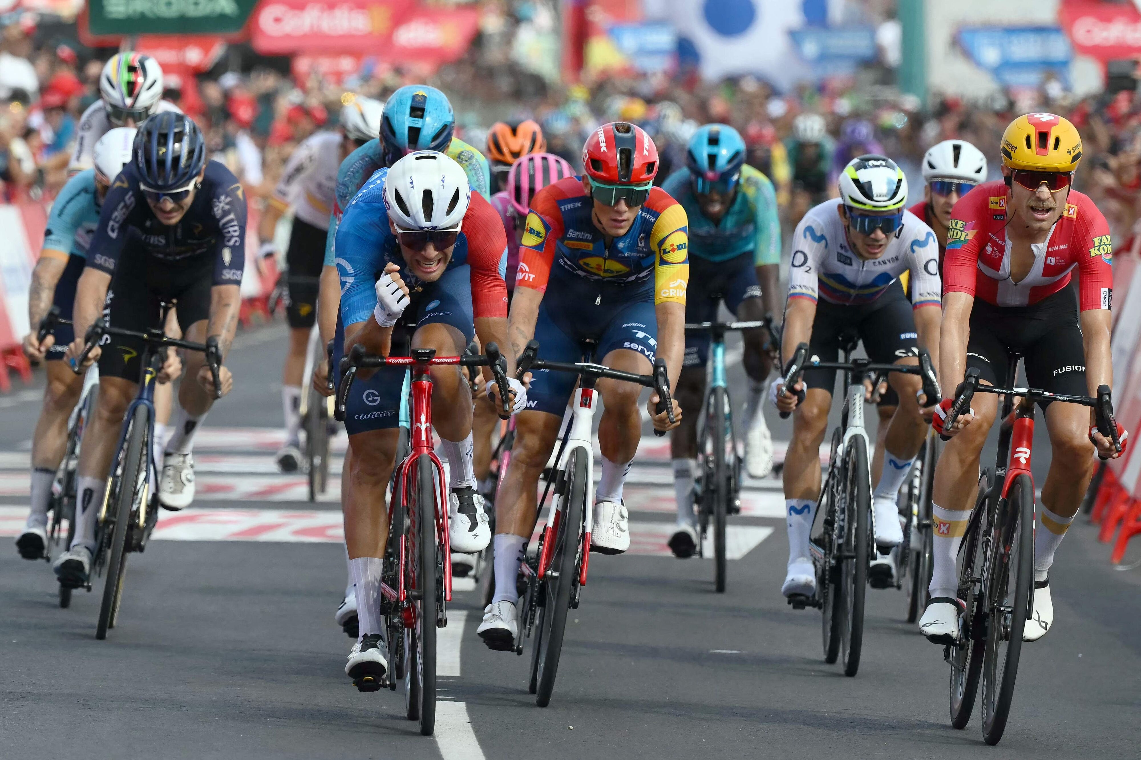 Magnus Cort (til højre) kunne ikke fange Bastien Tronchon (i midten), da tirsdagens Vuelta-etape skulle afgøres.