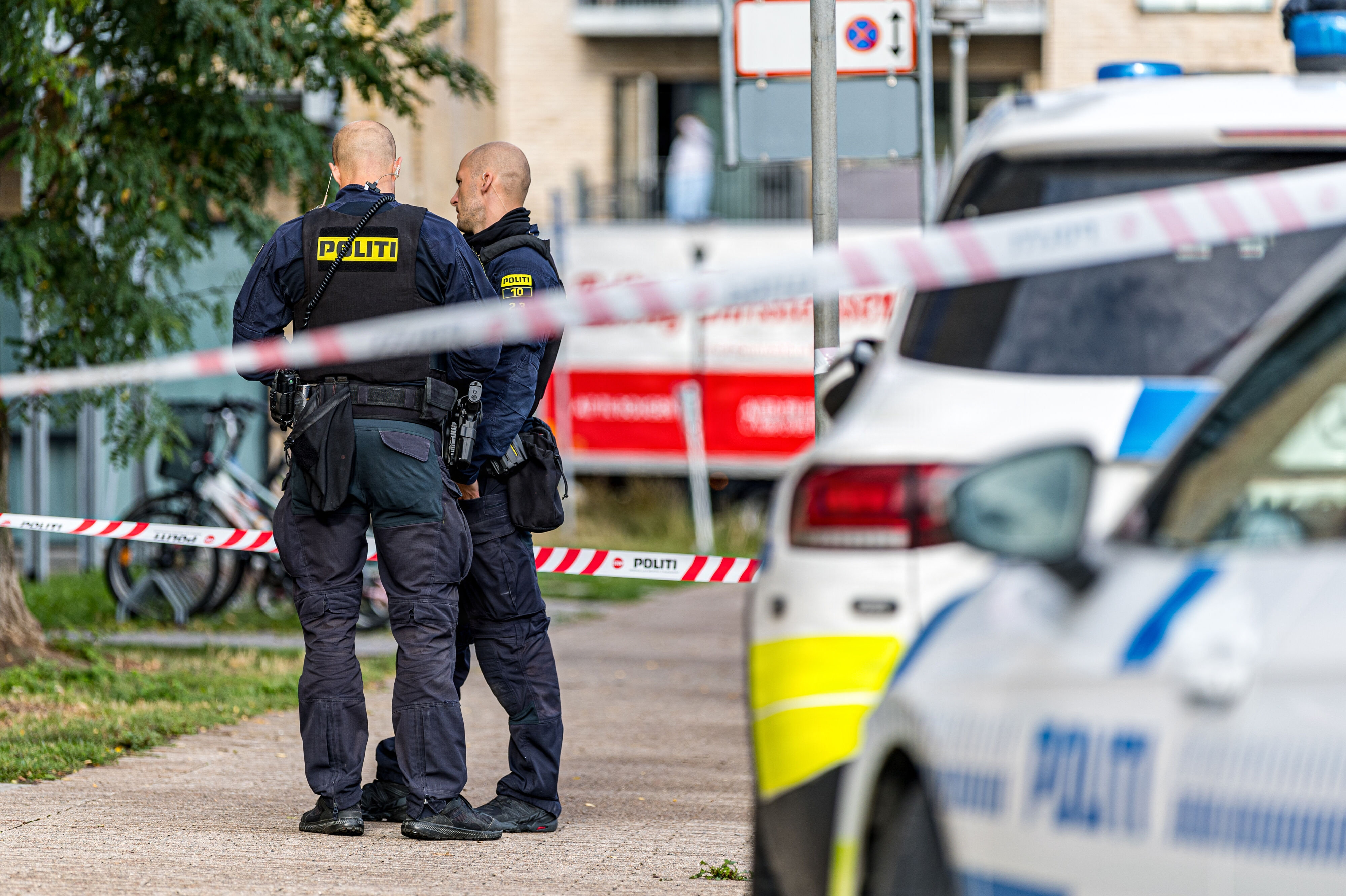 Politiet har tirsdag aften været til stede i Hvissinge efter et større slagsmål, hvor en person er blevet stukket med kniv og påkørt.