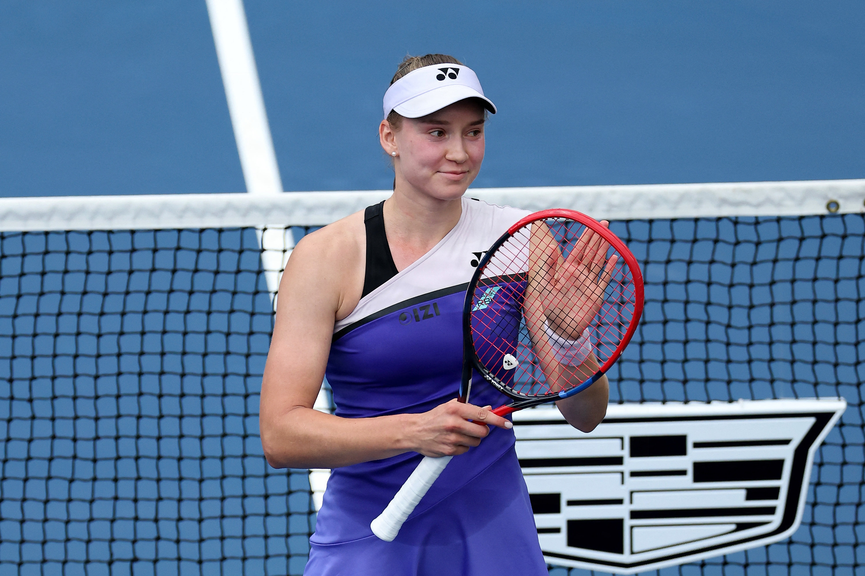 Verdenstoeren Elena Rybakina er sikkert videre til anden runde af US Open. Hun måtte udgå af WTA 1000-turnering få dage før grand slam-turneringen på grund af smerter.