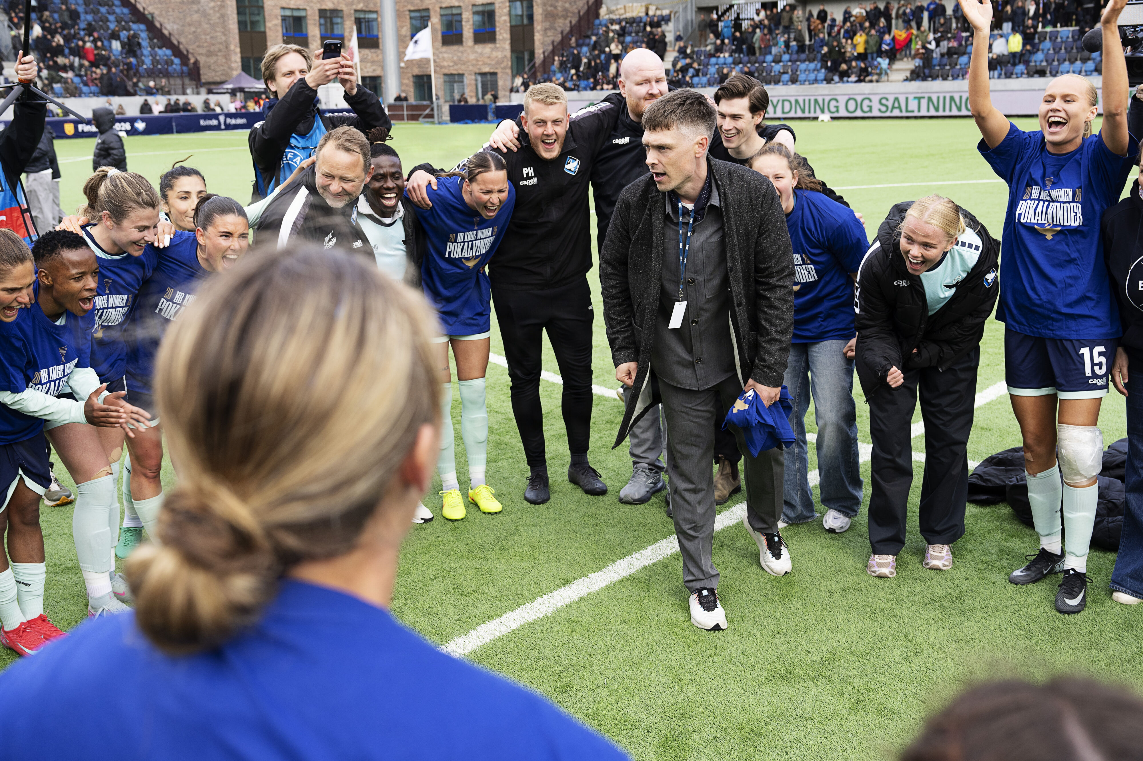 HB Køges fodboldkvinder fejrede sammen med cheftræner Kristian Mørch pokaltriumfen i maj. Siden vandt de også ligaen. Onsdag kan de tage endnu en skalp ved at kvalificere sig til ligaspillet i Champions League. (Arkivfoto).