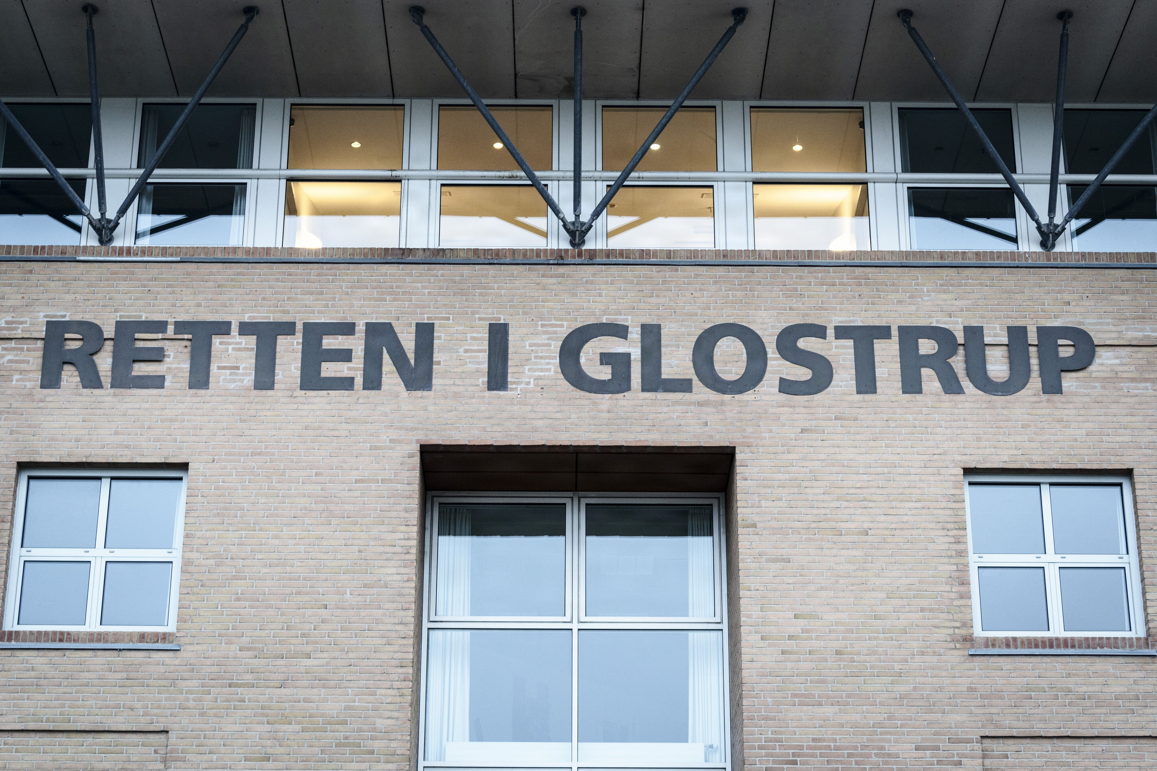 Retten i Glostrup har onsdag første retsmøde i en sag mod en forretningsmand, der medvirkede i TV 2-dokumentaren "Den sorte svane". Den tiltalte er dog ikke mødt op. (Arkivfoto).