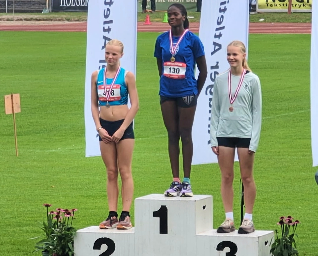 15-årige Rosine fra Frederiksværk øverst på sejrsskamlen ved de danske ungdomsmesterskaber i atletik