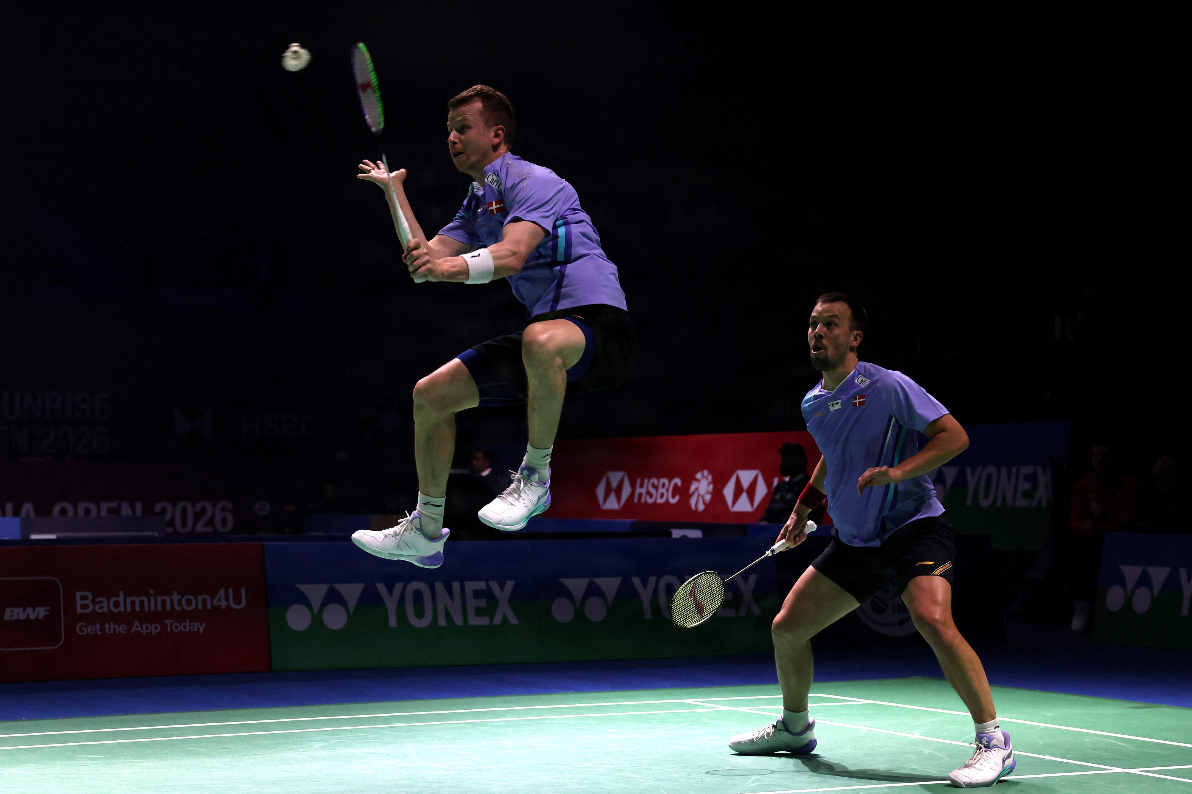 Anders Skaarup ser til, mens Kim Astrup returnerer en bold ved Indian Open tidligere i 2026. (Arkivfoto).