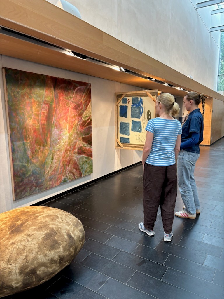 Den unge lokale kunstner Daniel Kjørup præsenterer udstillingen 'Afselvisolering', der sætter fokus på menneskets forhold til naturen og den fælles verden, vi alle er en del af.