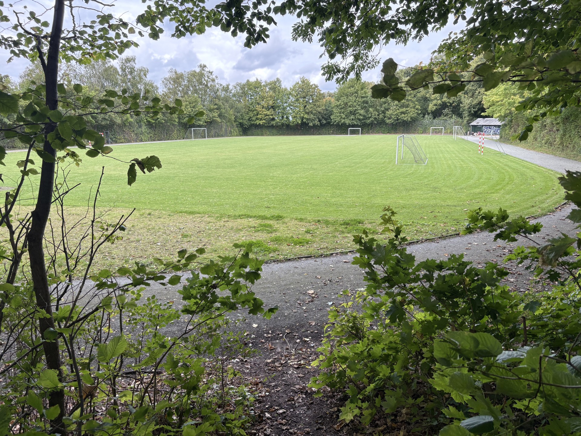 Resterne af Sct. Clara Kloster ligger under Roskilde Gymnasiums idrætsbane ved Byparken. Det er også her, kommunen skal opføre et nyt parkeringshus.