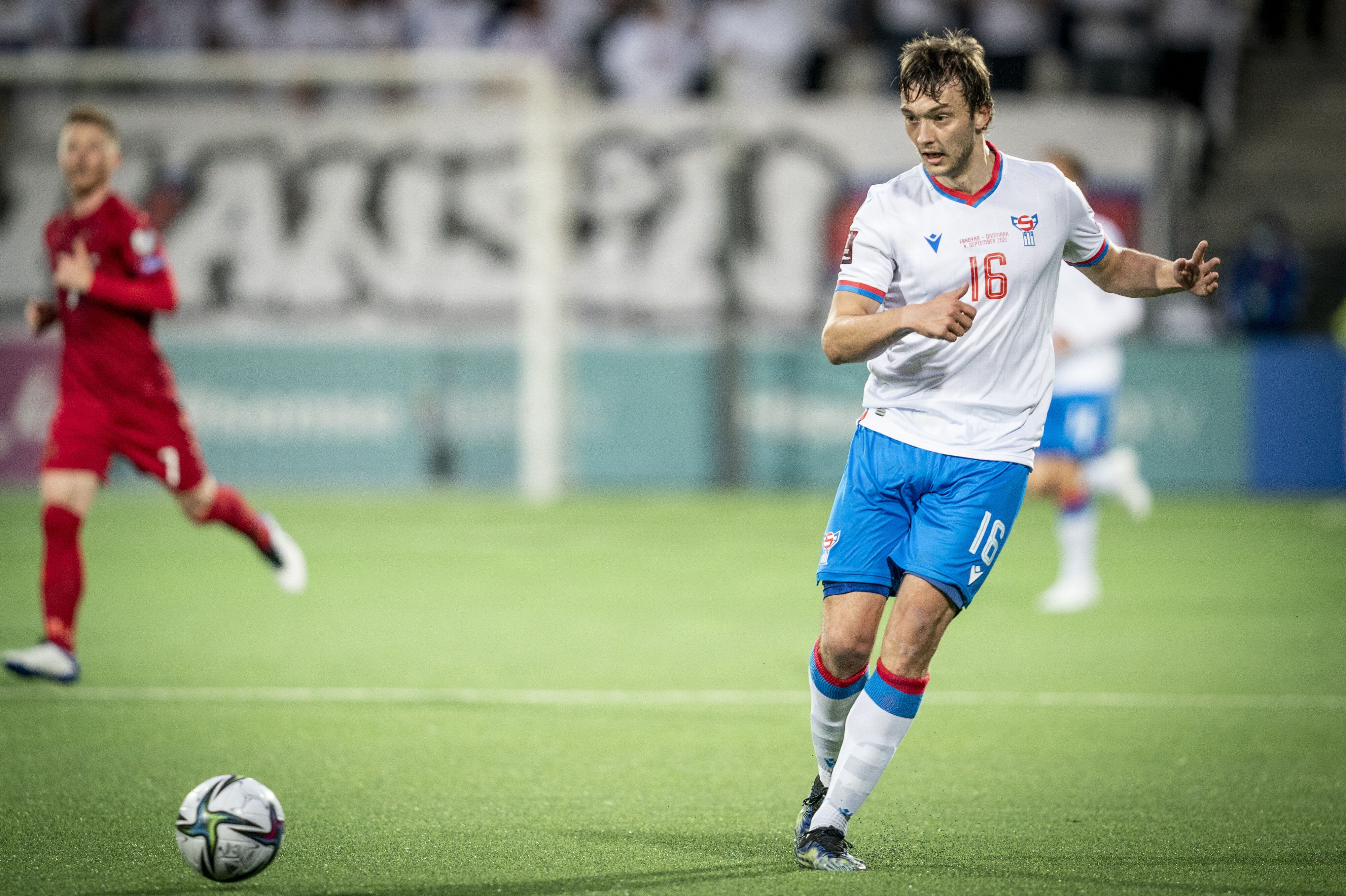 Gunnar Vatnhamar er her i aktion mod Danmark i en VM-kvalifikationskamp i 2021. (Arkivfoto).