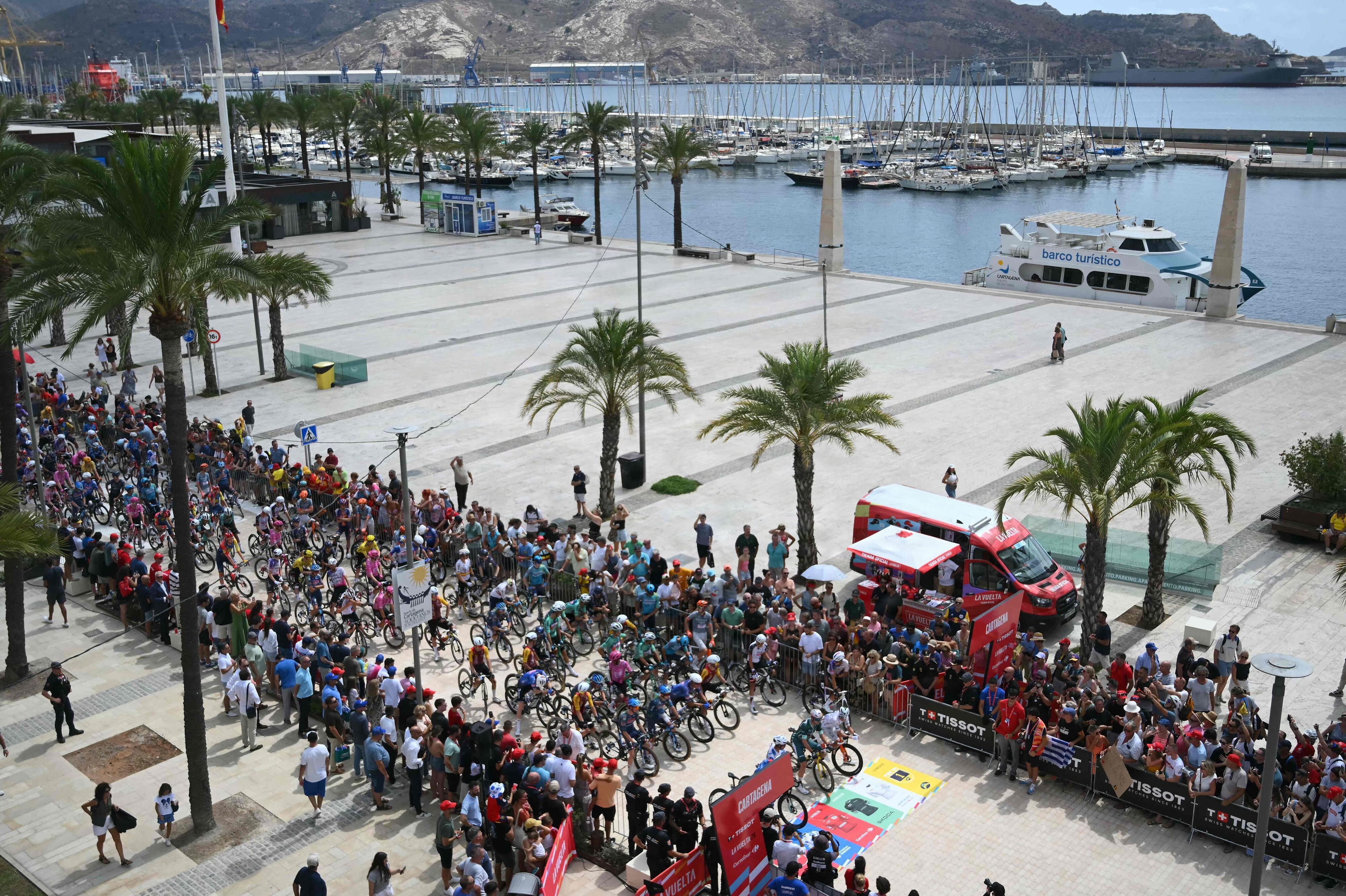 Rytterne indledte onsdagens etape i Vueltaen i den spanske havneby Cartagena.