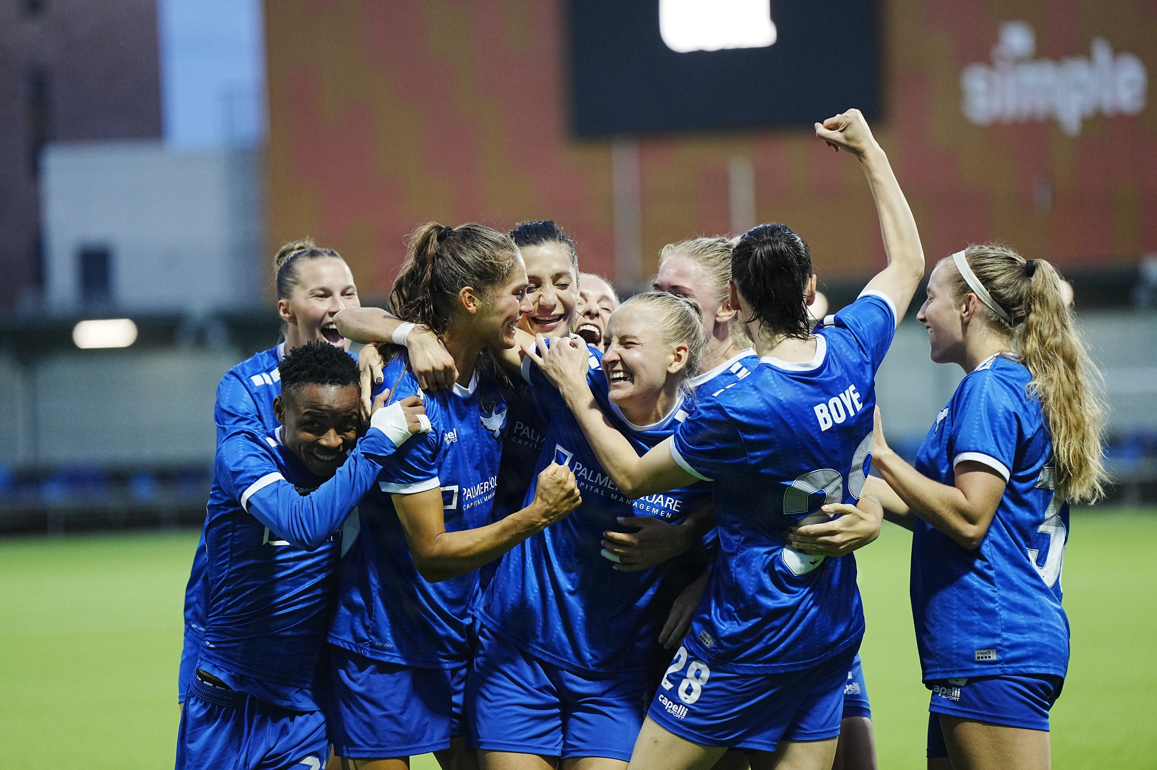 Der var stor jubel blandt HB Køge-spillerne efter målet til 1-0. På tilskuerpladserne fejrede også byens borgmester svanernes triumf.