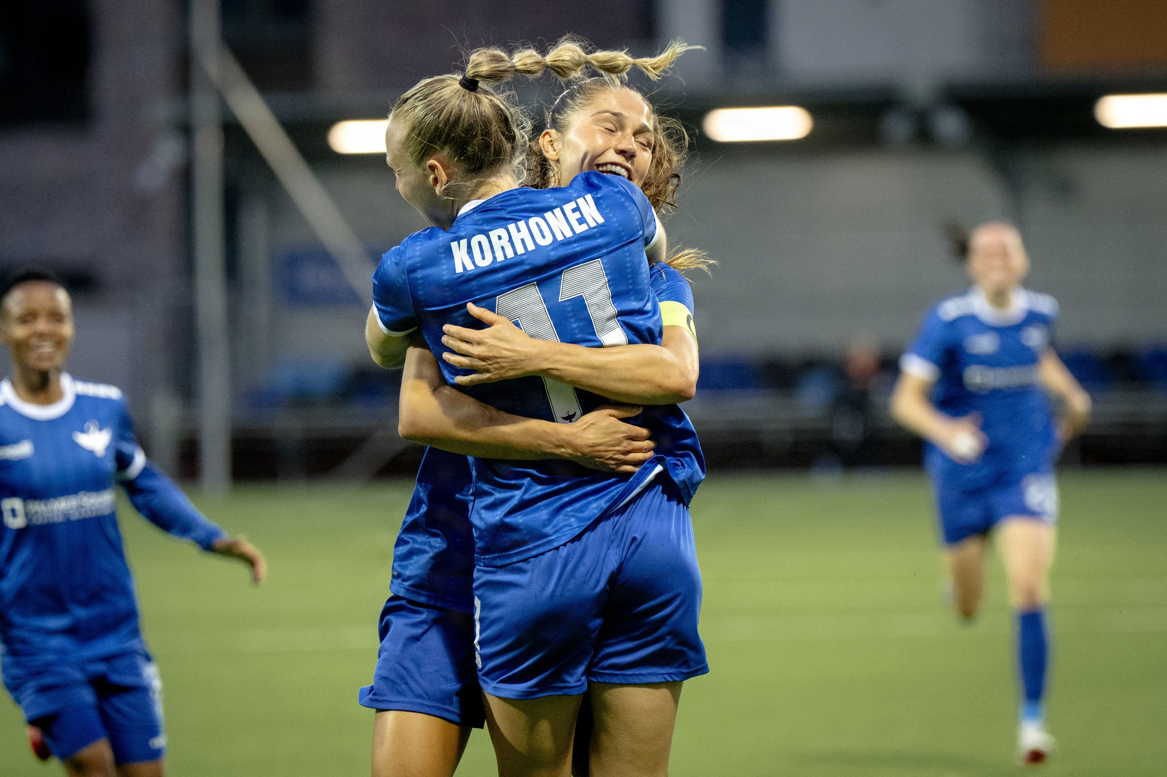 Målscoreren Cassandra Kohornen og assistmageren Mille Gejl i jublende omfavnelse efter 1-0 målet, der viste sig at være nok til at sende HB Køge i Champions League.