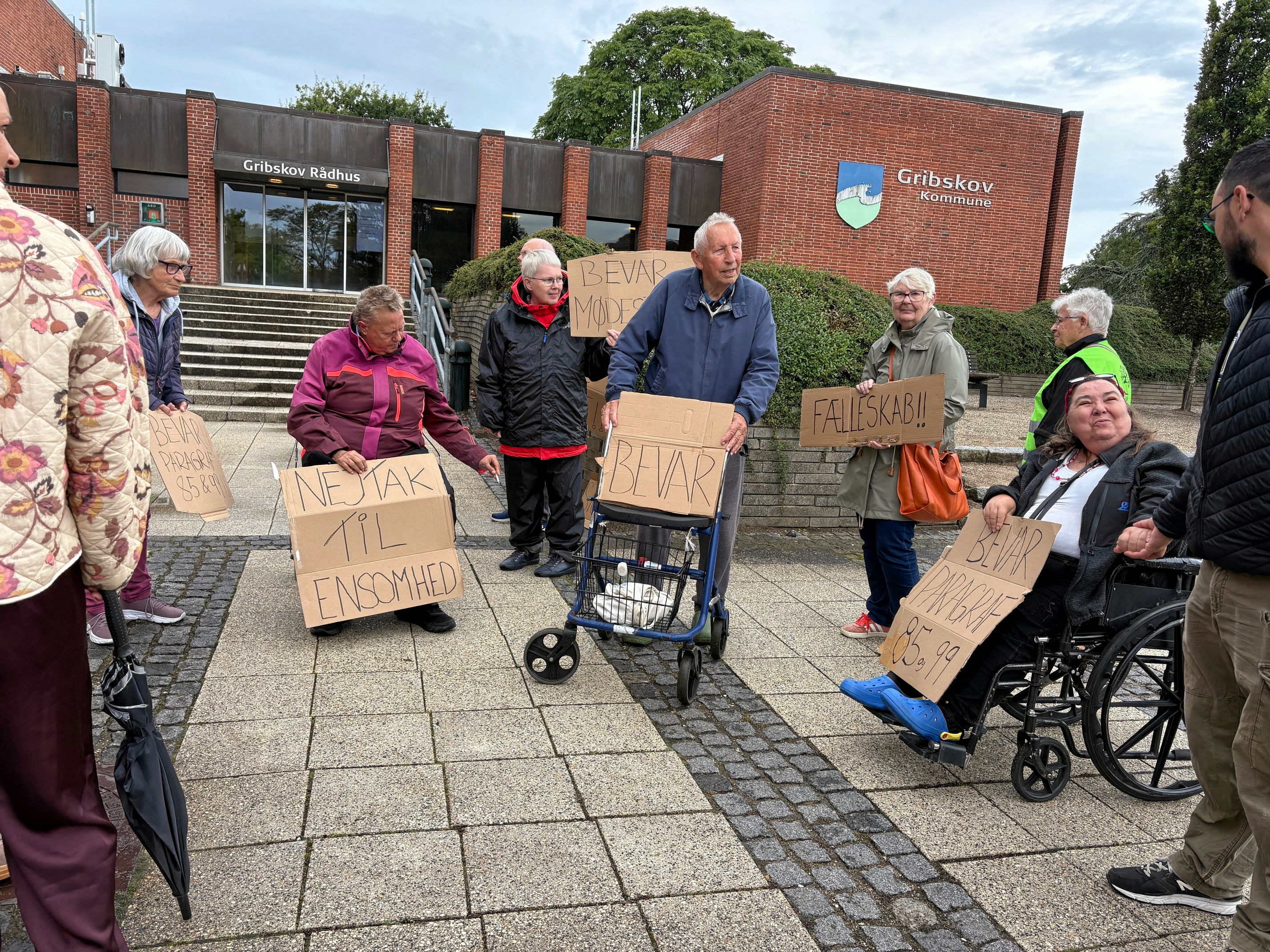 Flere borgere demonstrerede for, blandt andet, en bevarelse af ordningen foran rådhuset i september.
