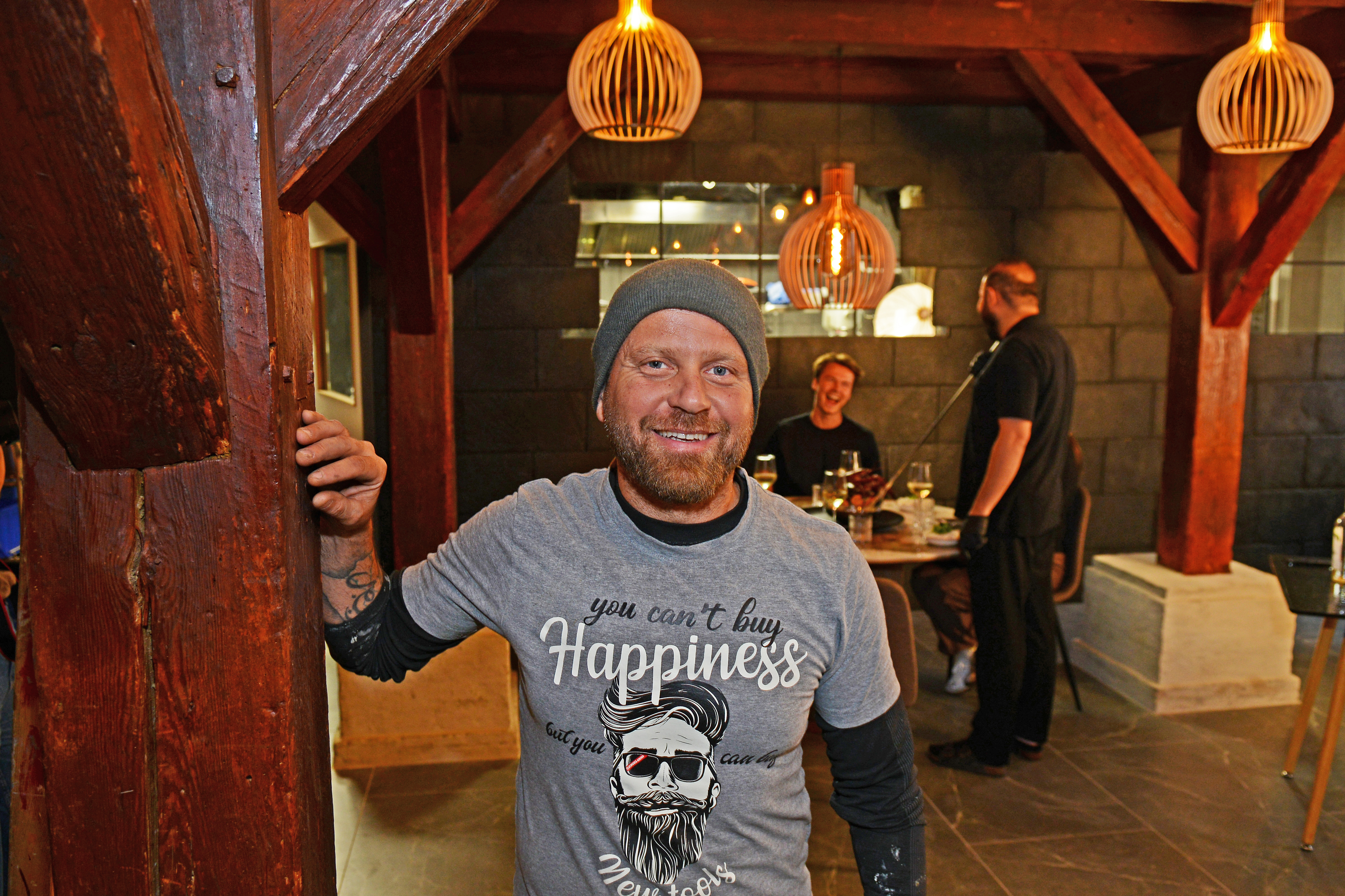 Der har været kornhandel og hestestald. Roni Habo har stort set fornyet alt i Det Røde Pakhus. Kun bjælkerne er gået fri i det kommende restaurant Stald, som byder på det bedste fra det franske, italienske og nordiske køkken.