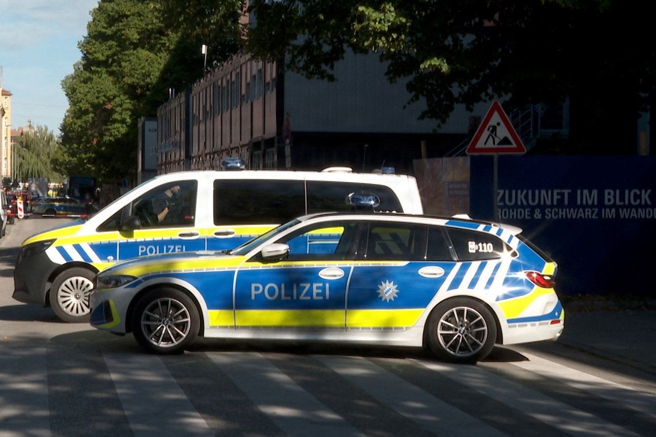 Politi sikrer området ved et mistænkt forsøg på brandattentat i München.