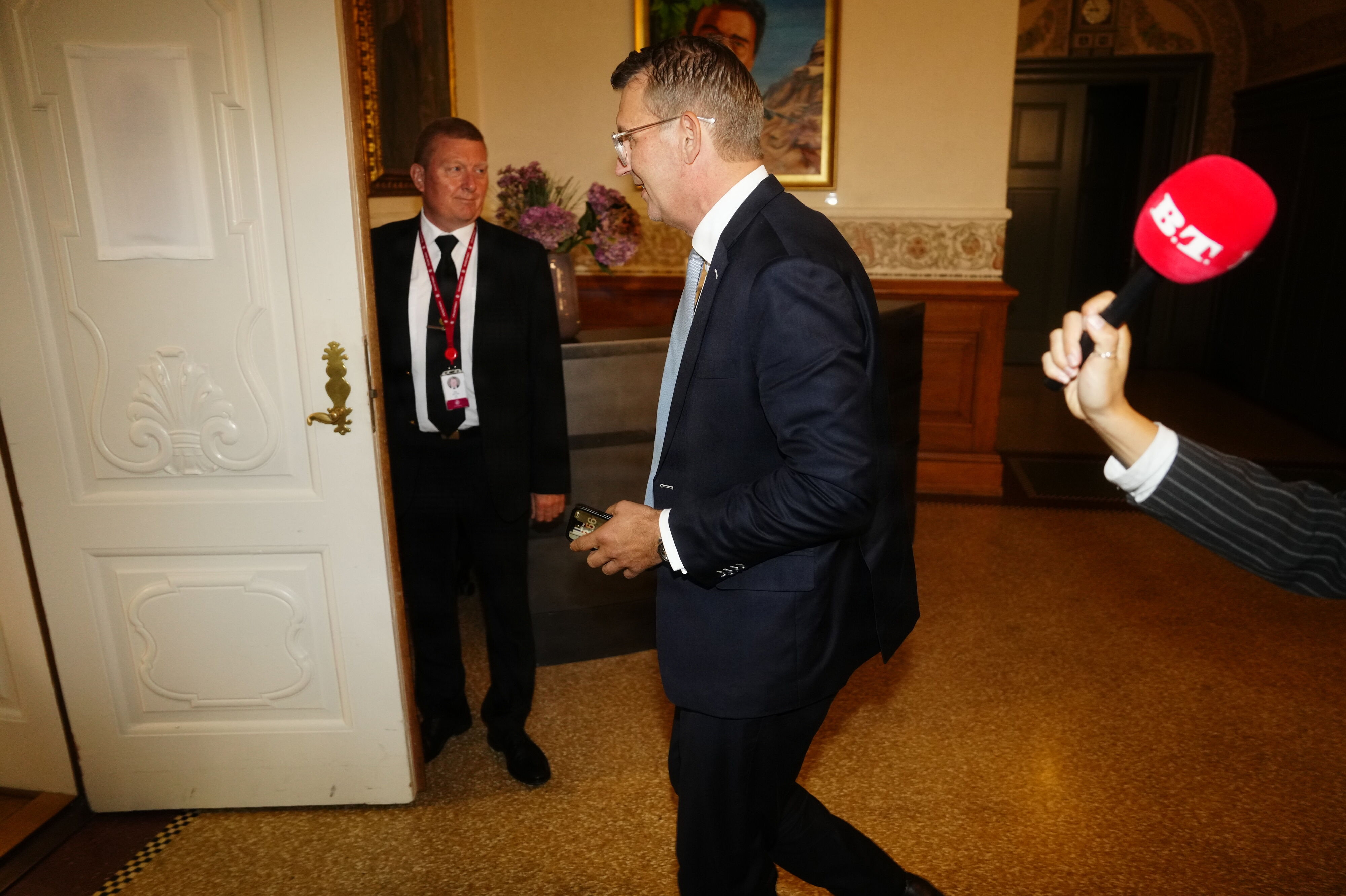 Venstres formand, Troels Lund Poulsen (V), mødtes torsdag morgen med sin gruppe i Landstingssalen, inden partiet skulle stemme om den gødskningslov, der splitter Venstres medlemmer af Folketinget.