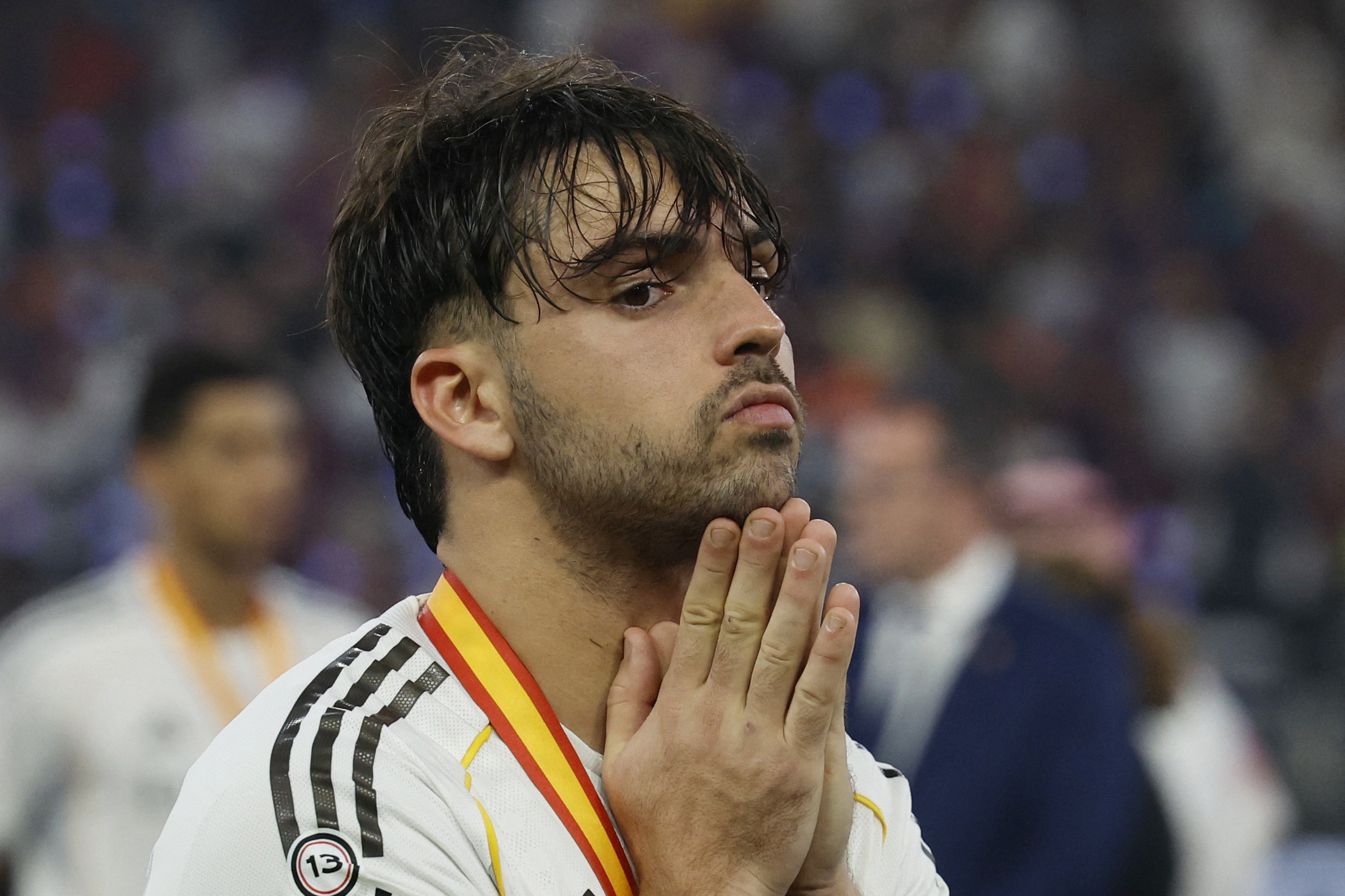 Den 23-årige Real Madrid-forsvarsspiller Raul Asencio har bragt sig selv i uføre. Han er dømt skyldig i en sag om spirituskørsel og har en sag om deling af en sexvideo uden samtykke hængende over hovedet. Nu har hans klub også indledt en disciplinærsag mod ham. (Arkivfoto).