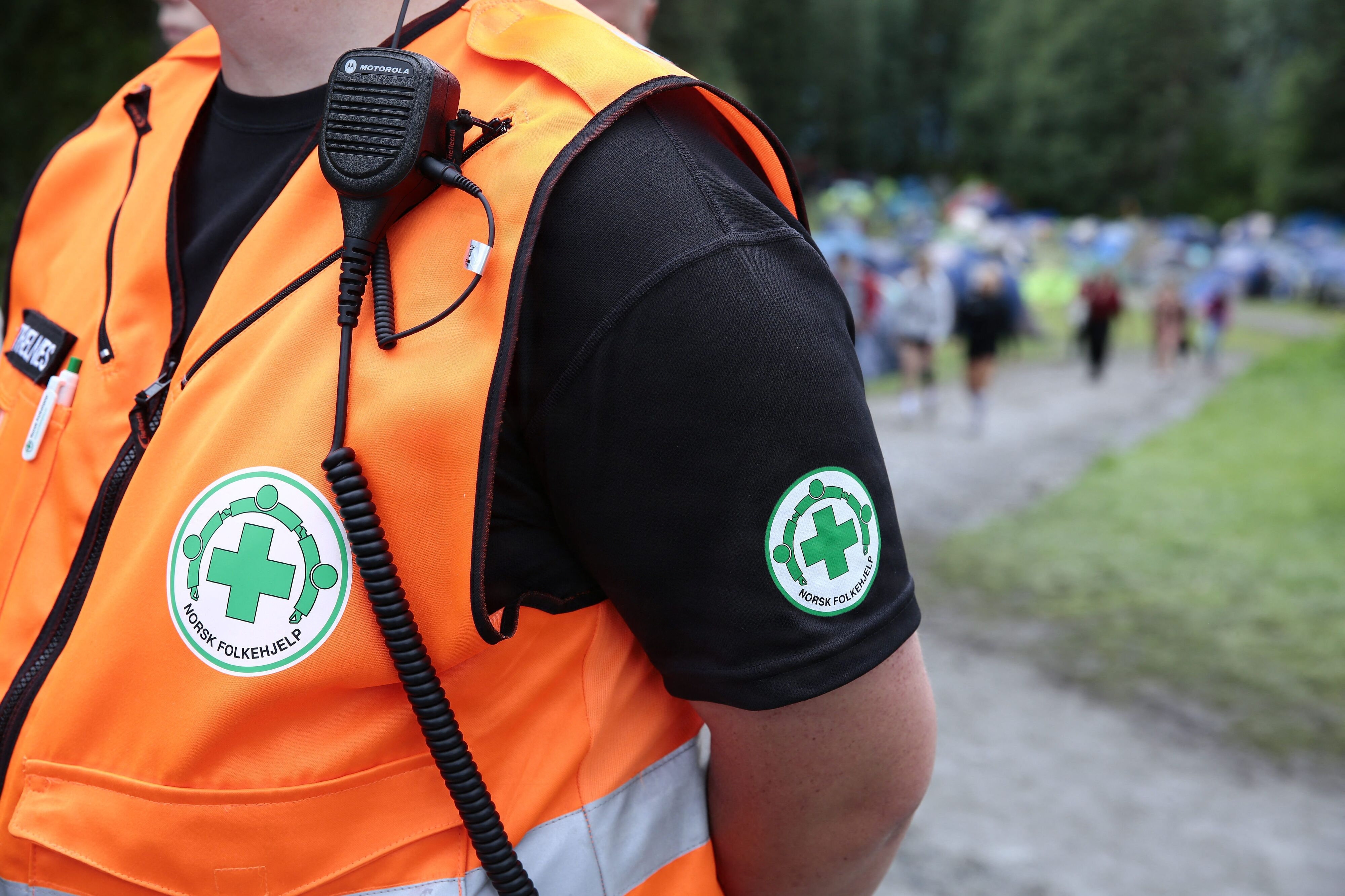 Et medlem af ngo'en Norsk Folkehjelp står under en sommerlejr i Norge. Organisationen er kendt for arbejde med minerydning, og det arbejde vil i høj grad blive påvirket, hvis amerikansk støtte bortfalder. (Arkivfoto).