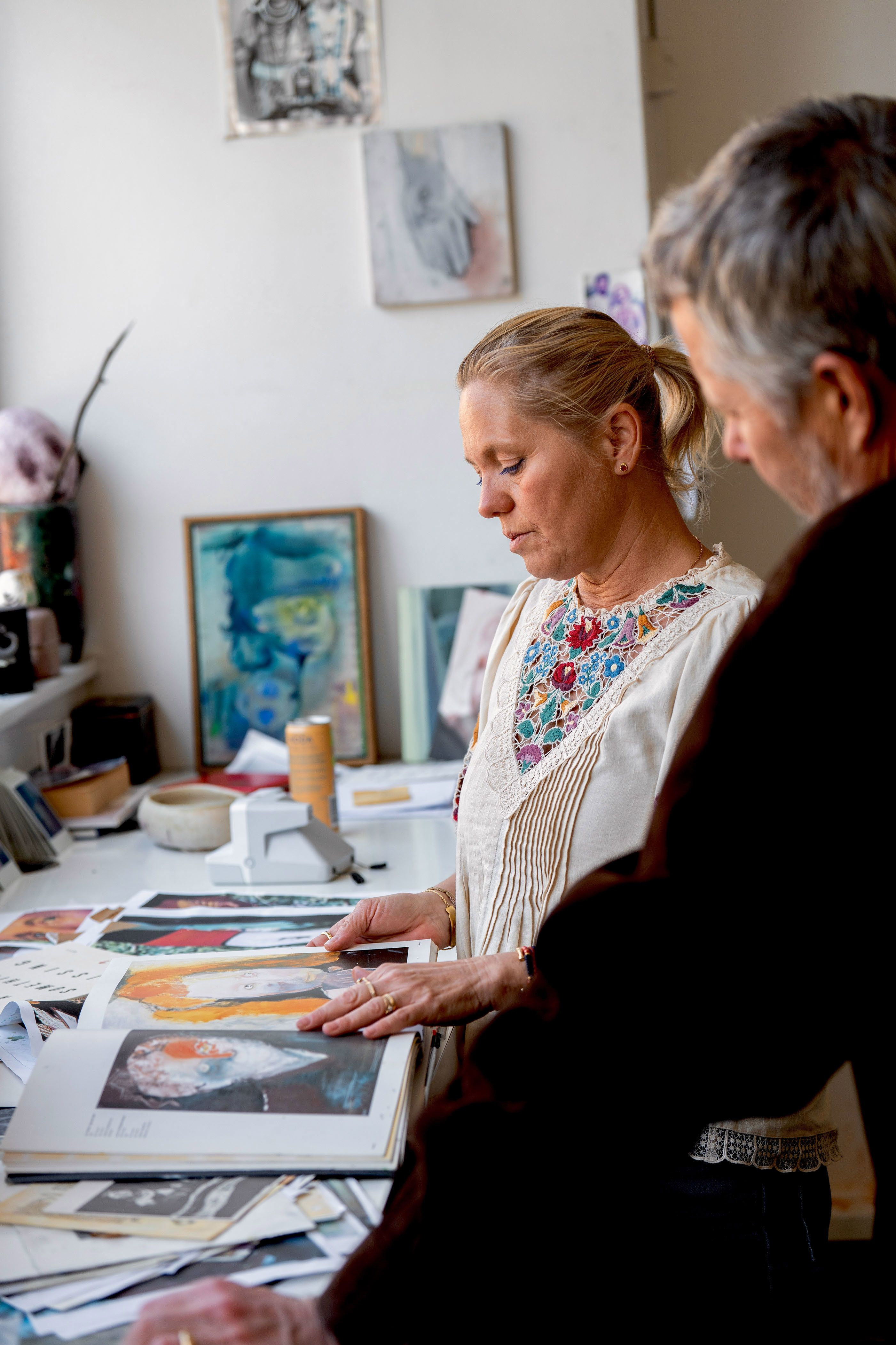 Kong Frederik besøger billedkunstner Cathrine Raben Davidsen i hendes atelier i foråret i år, hvor han ser et forstadie til det færdige portræt af ham. Det offentliggøres 25. september på Frederiksborg.