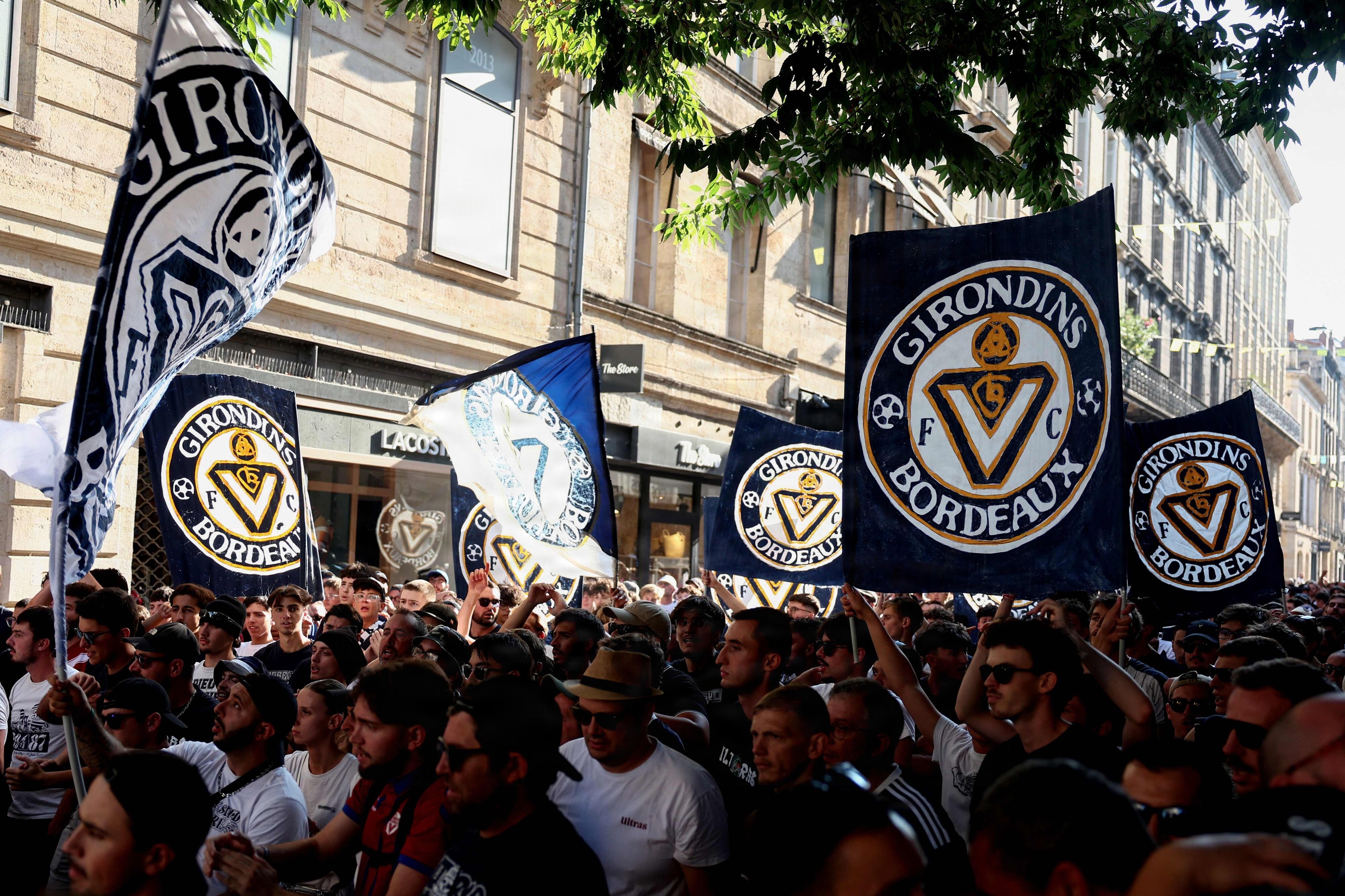 Fans af den franske klub Bordeaux protesterer før en høring om klubbens fremtid i juli. Fodboldklubben er blevet sendt ned i sjettebedste række i Frankrig. (Arkivfoto).