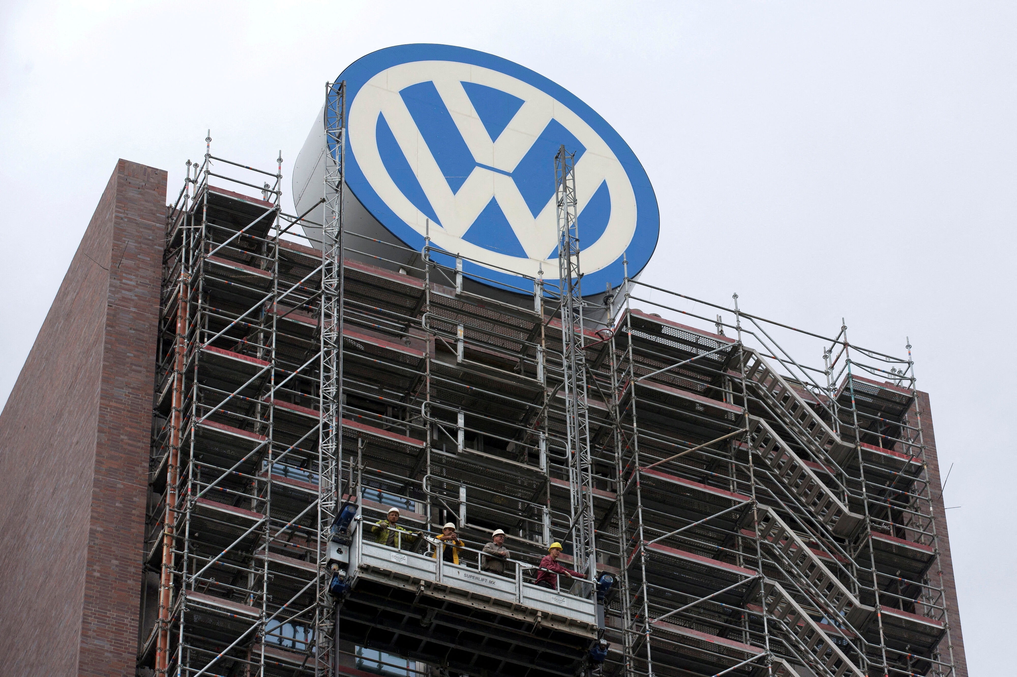 Nedlæggelse af i alt 100.000 stillinger vil svare til omkring 15 procent af Volkswagens medarbejdere på verdensplan. (Arkivfoto).
