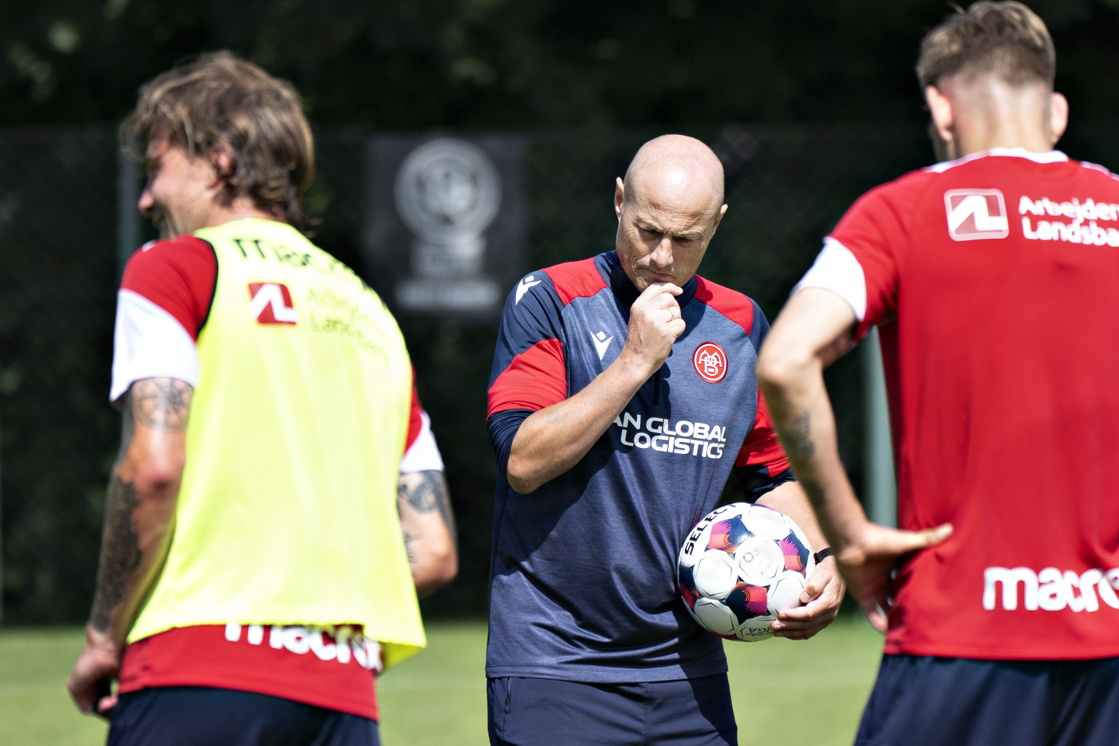 AaB-cheftræner Steffen Højer har fået noget at gruble over efter vigende resultater i den seneste måned. (Arkivfoto).