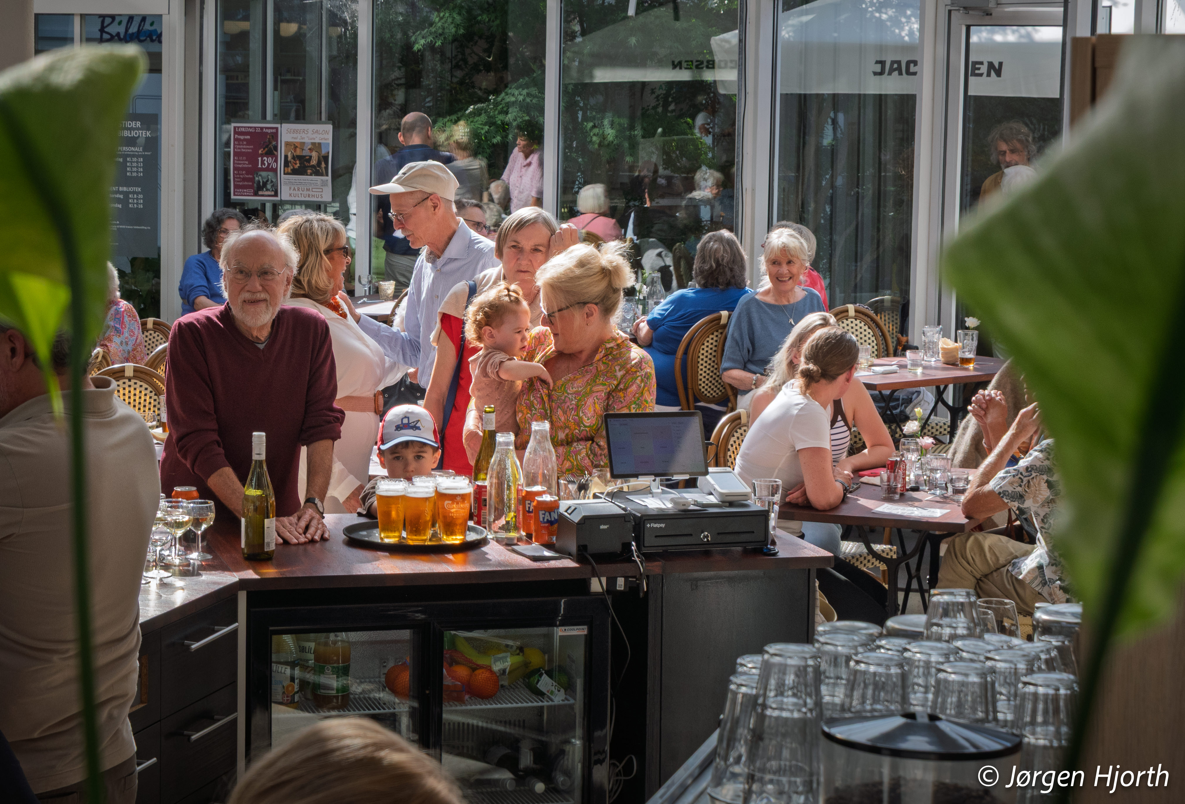 Fra klokken 15.00 til 17.00 summede huset af liv, og mere end 250 besøgende benyttede lejligheden til at opleve caféen