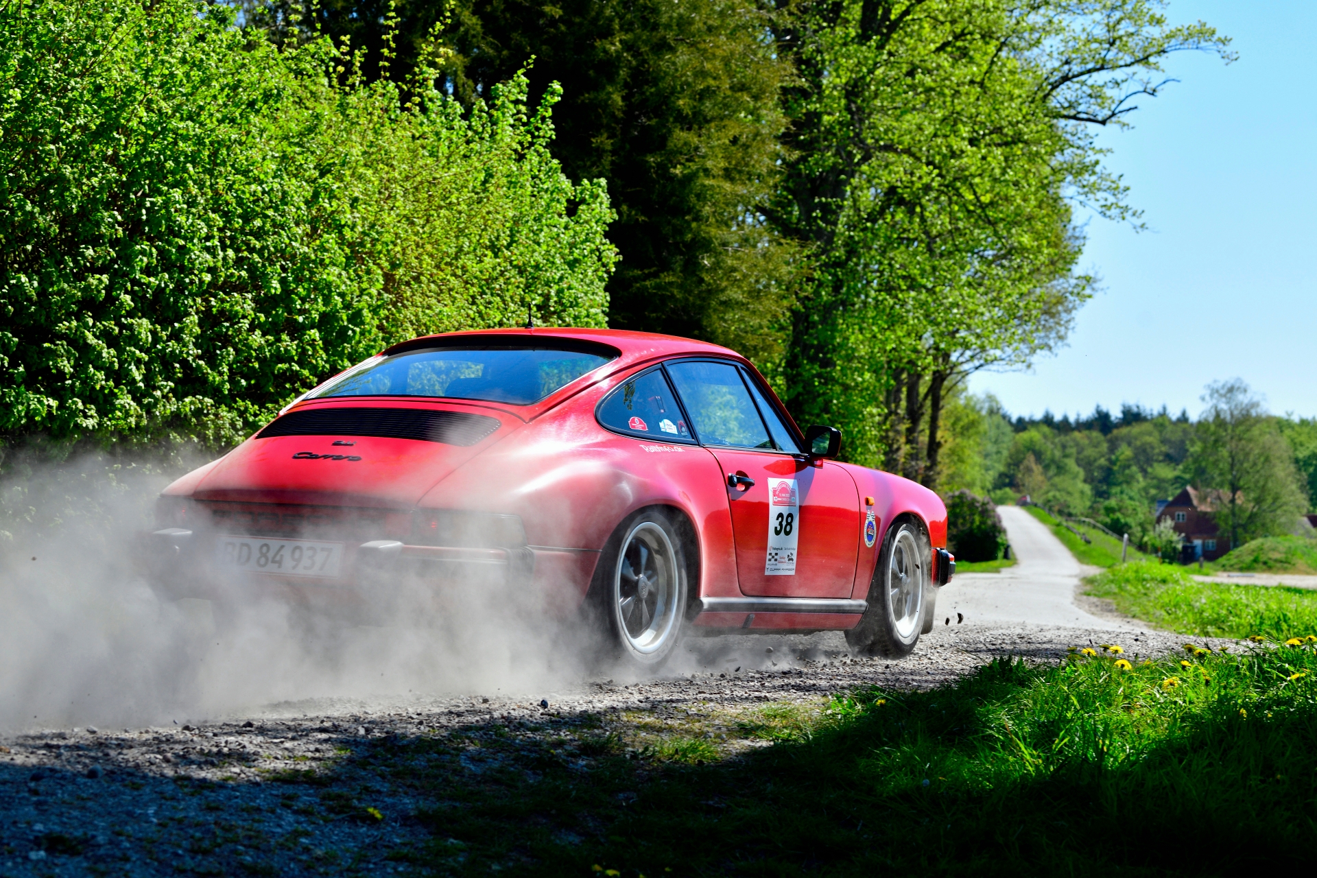 Landets for tiden førende mandskab i sporten er far og søn-mandskabet Leif Poulsen fra Fårvang og Kent L. Poulsen fra Silkeborg. De stiller op i en Porsche 911 Carerra fra 1976. - Michael Eisenberg Landets for tiden førende mandskab i sporten er far og søn-mandskabet Leif Poulsen fra Fårvang og Kent L. Poulsen fra Silkeborg. De stiller op i en Porsche 911 Carerra fra 1976.
