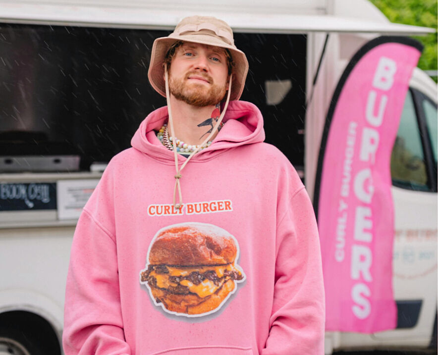 Asger Brodtkorb udgiver sin tredje kogebog 17. september - denne gang om friturestegt kylling.