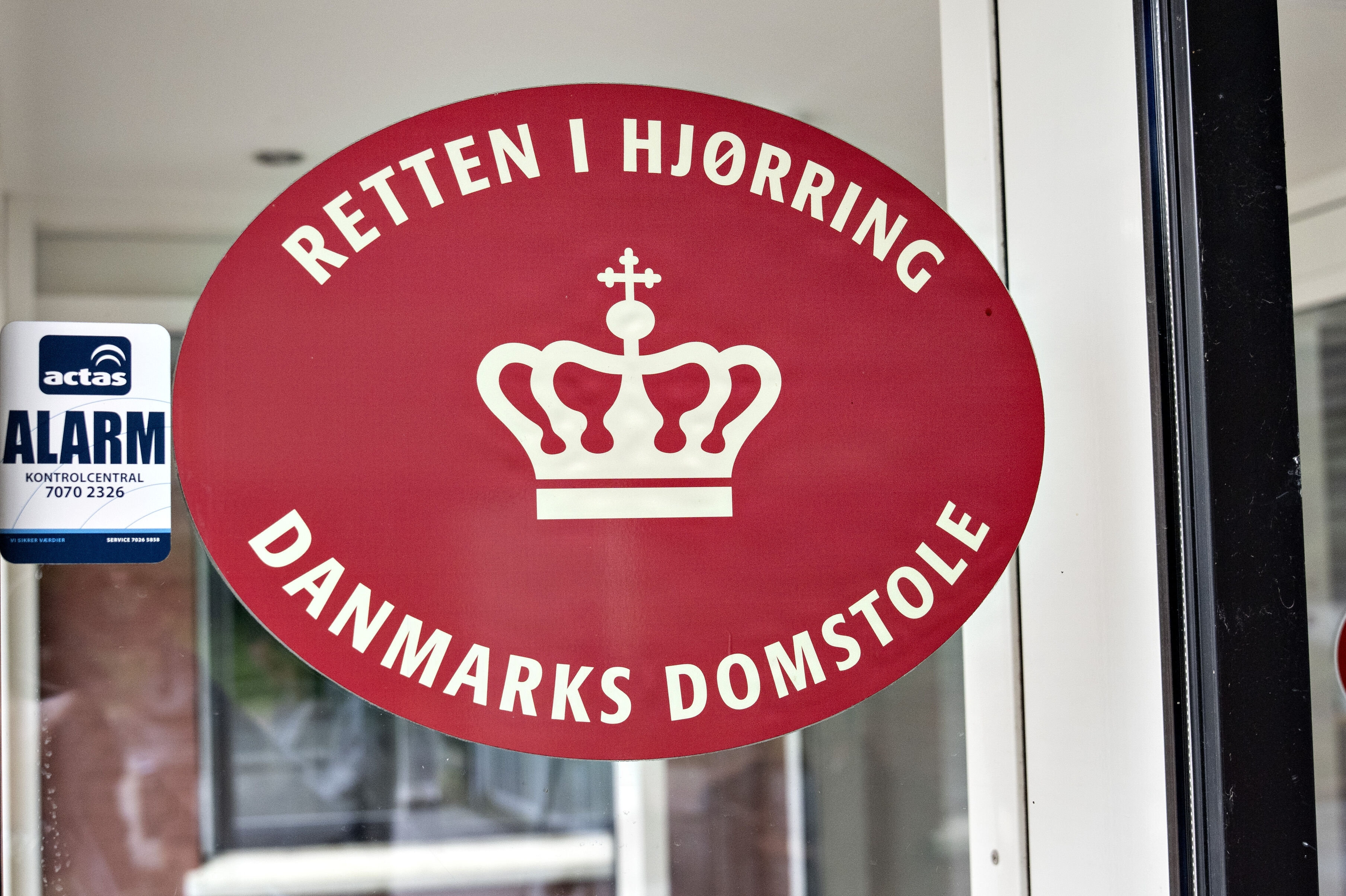 En 71-årig kvinde er fredag eftermiddag idømt et års fængsel for grov vold og mishandling af din ægtemand. Sagen startede i december 2024, da manden blev fundet død i deres fælles hjem. (Arkivfoto).
