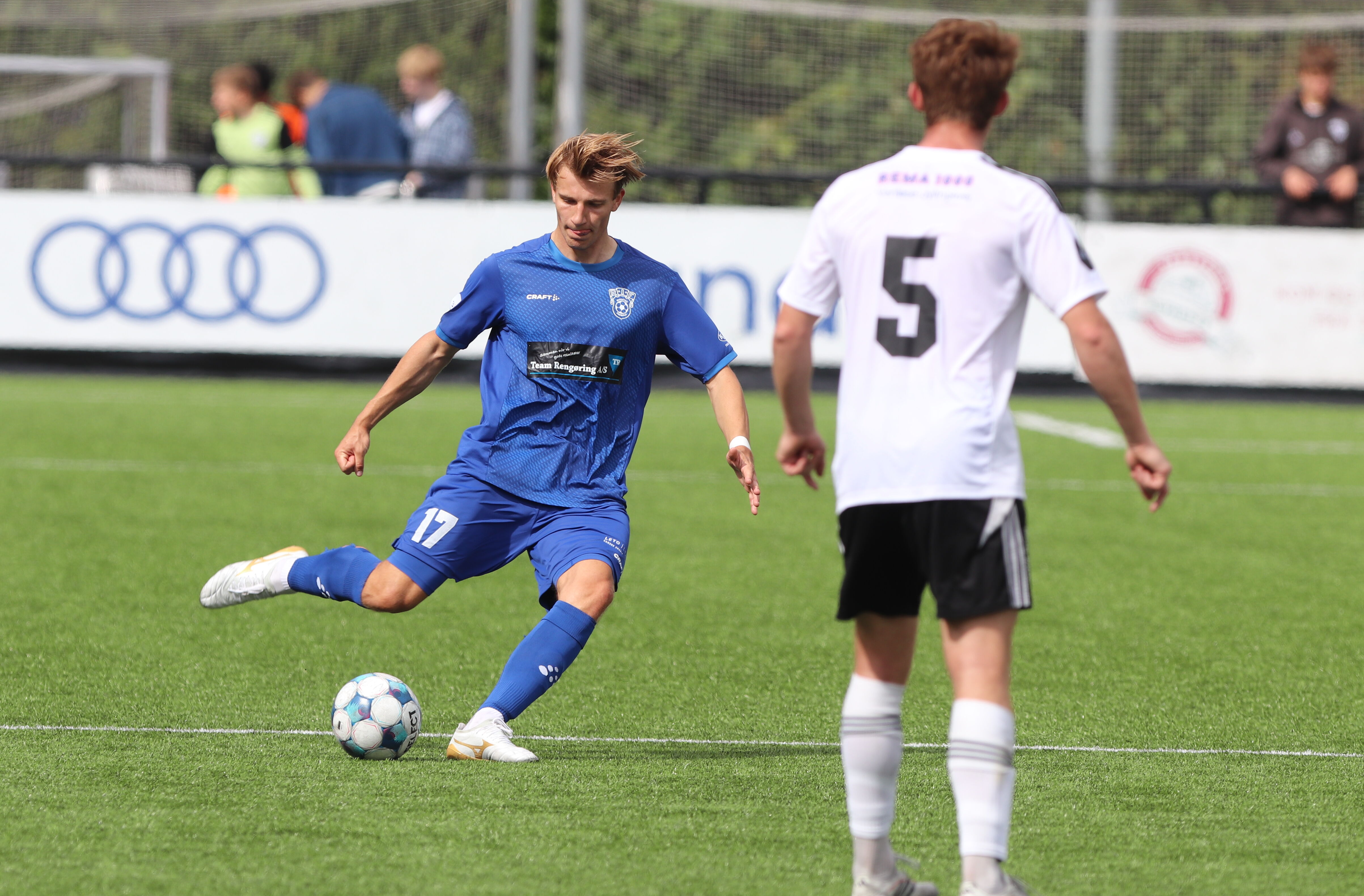 Ringsteds to midtstoppere August Lærkebjerg (m. bolden) og Andreas Hermansen fik begge begået straffespark i første halvleg.