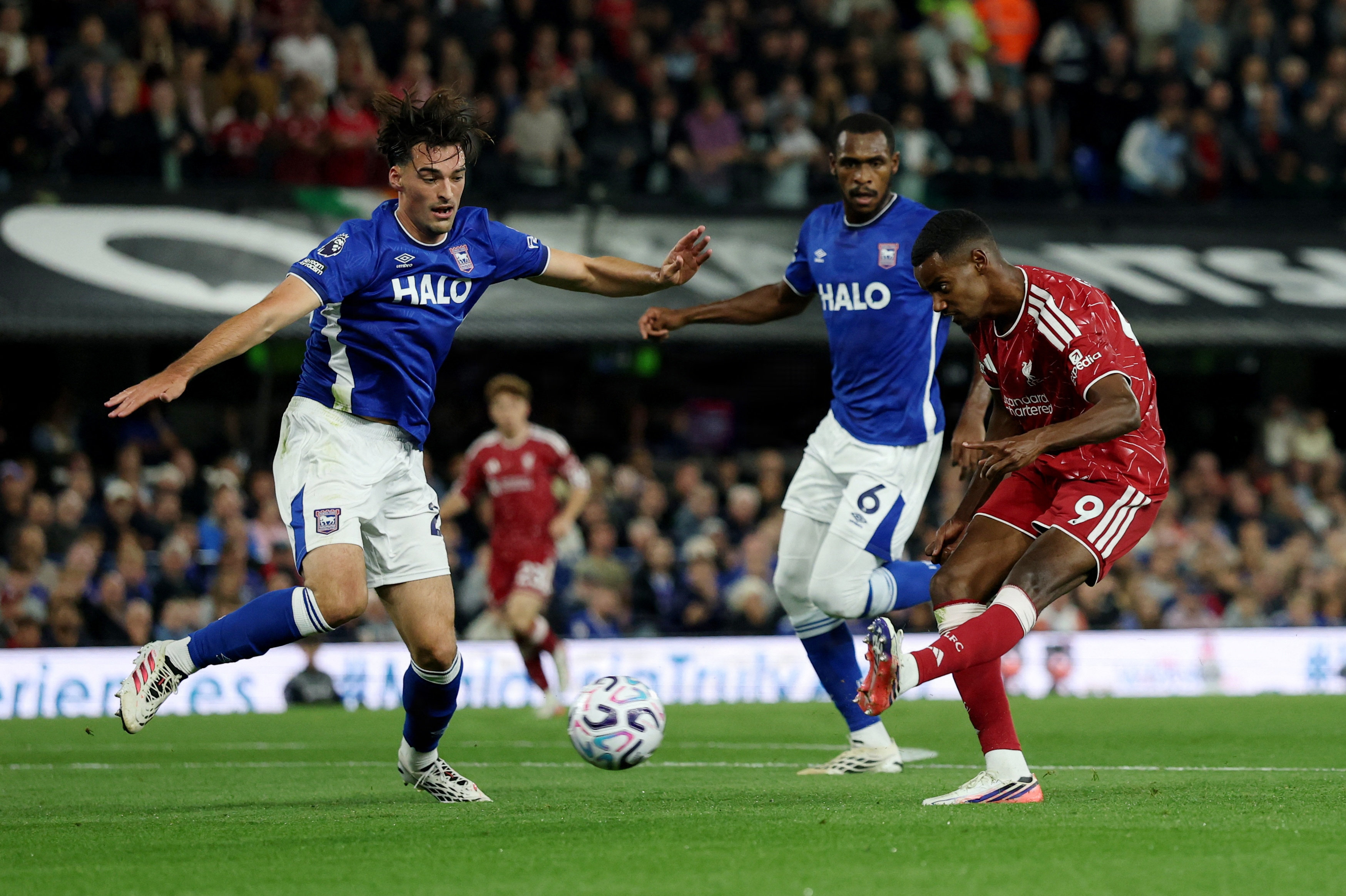 Alexander Isak øger i det niende minut til 2-0 for Liverpool.