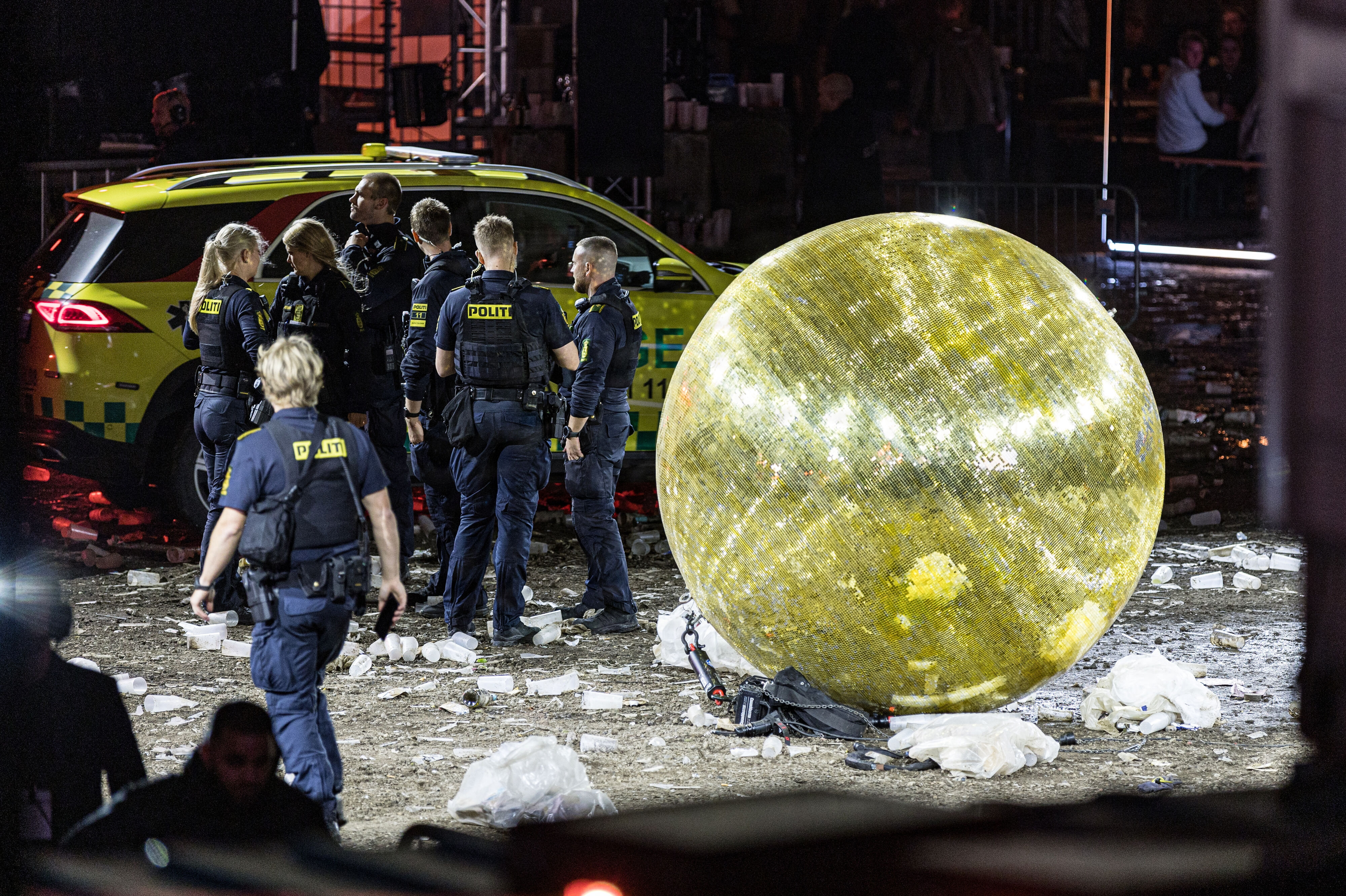Politi og redningsfolk er til stede ved Refshaleøen fredag aften, hvor en stor diskokugle er faldet ned og ramt en mand i hovedet.