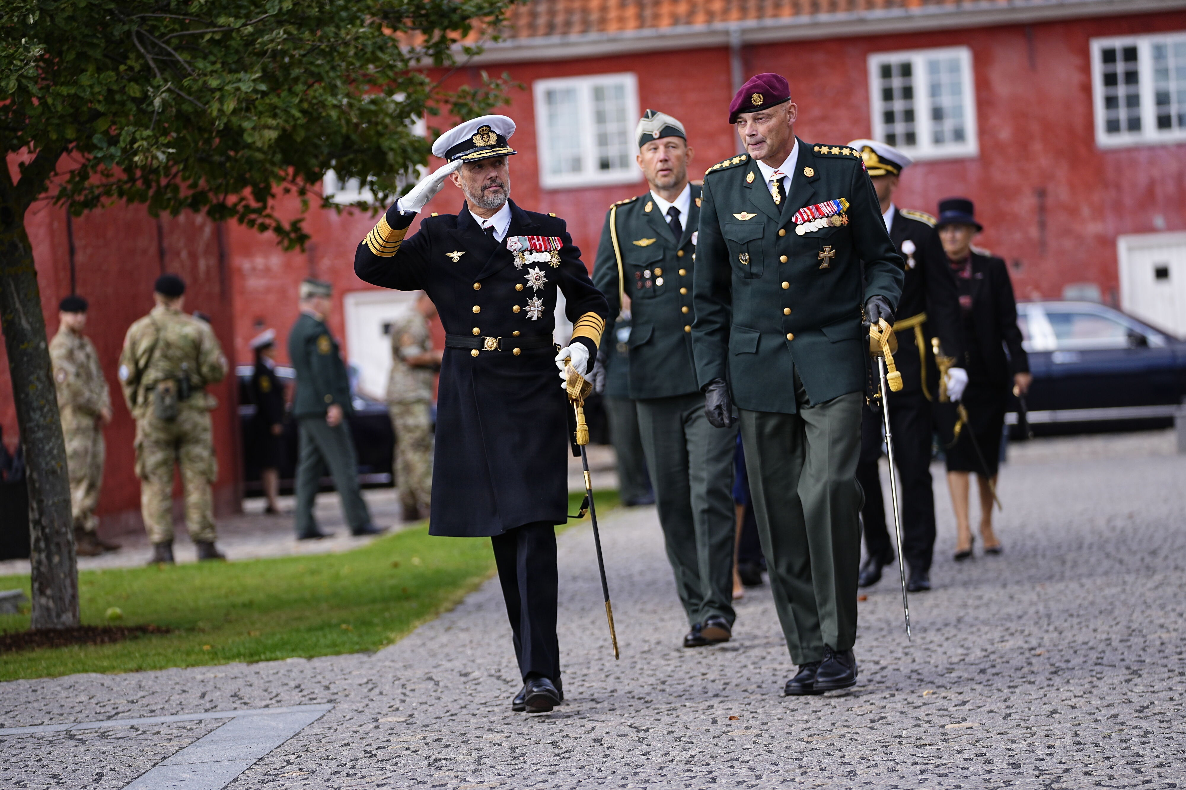 Danmarks forsvarschef, general Michael Hyldgaard, flankeres af kong Frederik til mindehøjtideligheden ved monumentet for Danmarks internationale indsats efter 1948 på Kastellet i København lørdag middag.