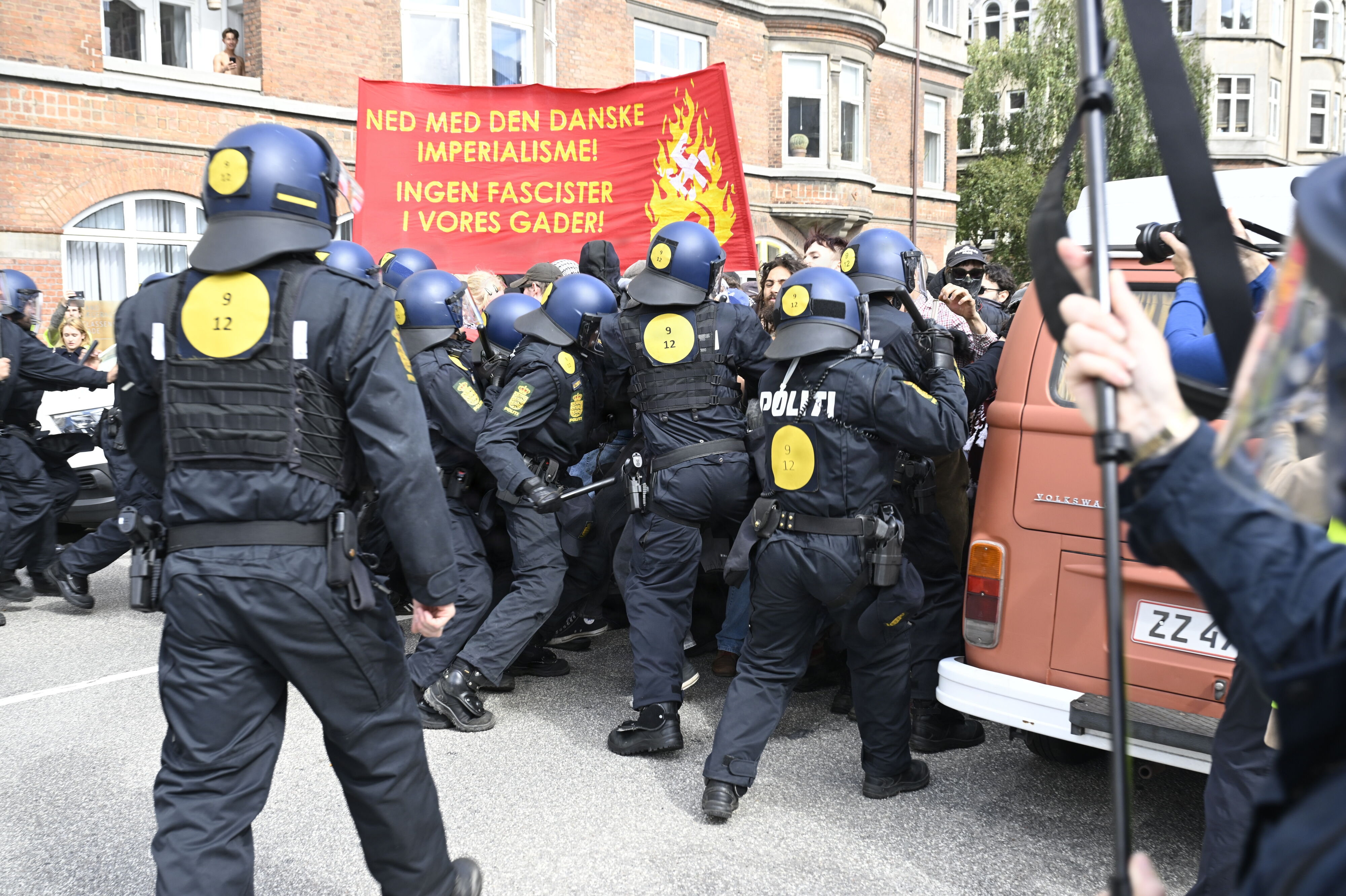 Aktivister fra højrefløjen og venstrefløjen afholder demonstrationer lørdag i København.