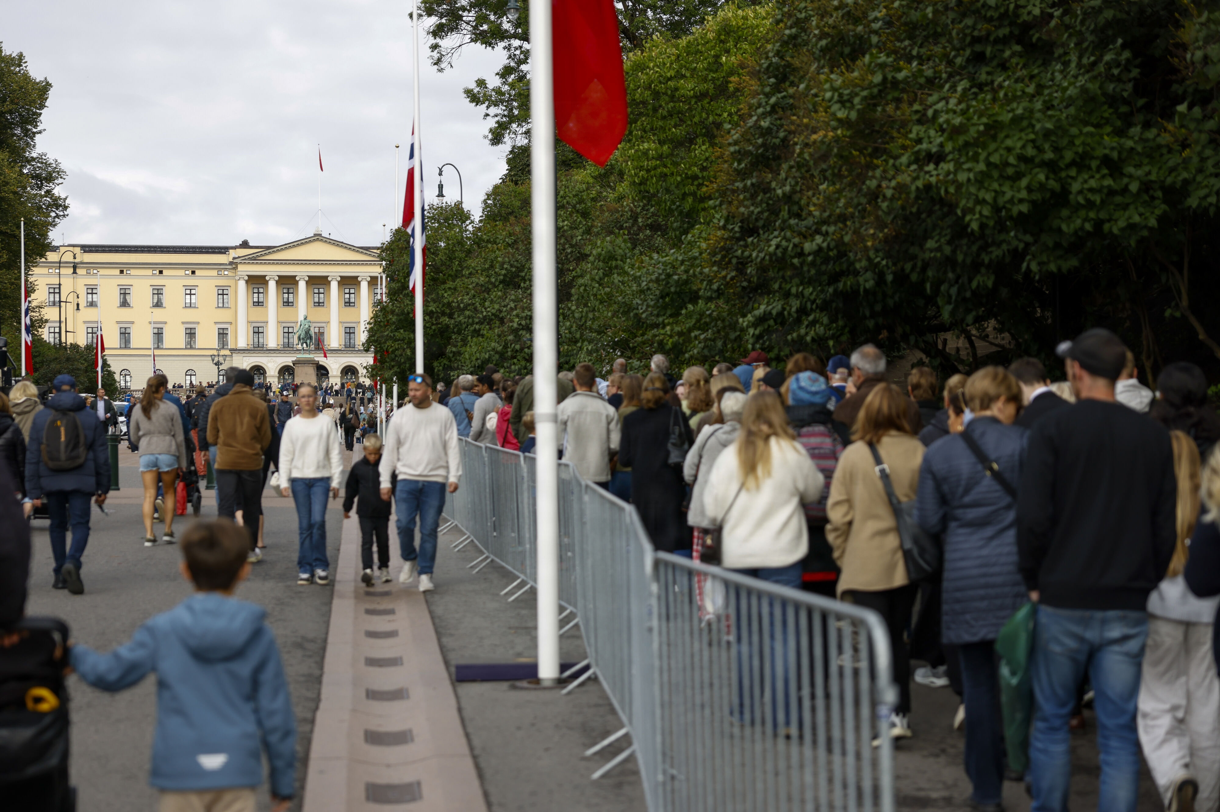 Ved omkring 11-tiden strakte køen sig helt fra Slottsbakken rundt om Fredriks gate og op til slotshaven i Kristian IV's gate.
