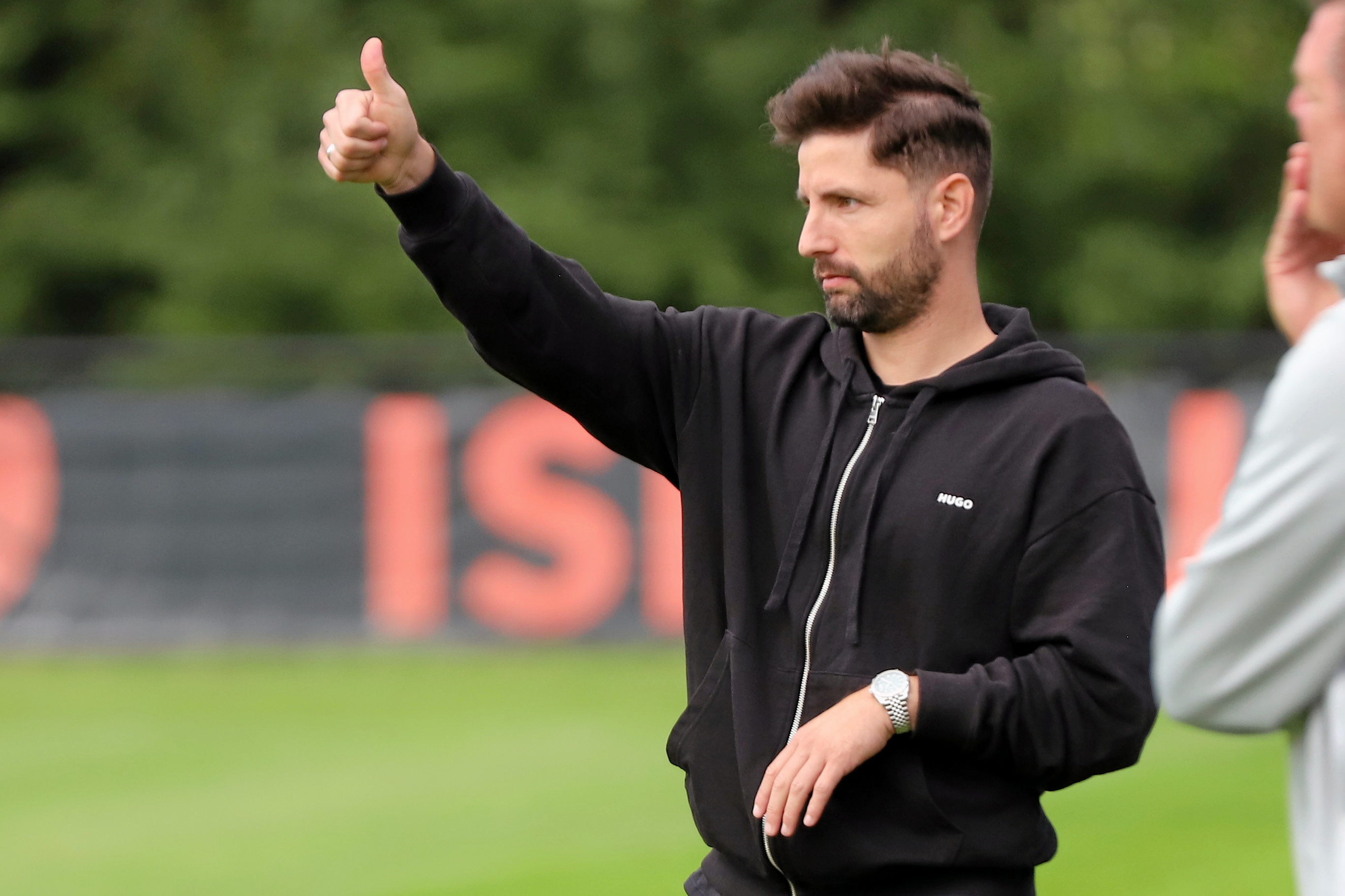 Saban Øzdogan med "thumbs up" til keeper Benjamin Høier Olsen efter scoringen til 1-0 mod Ishøj.
