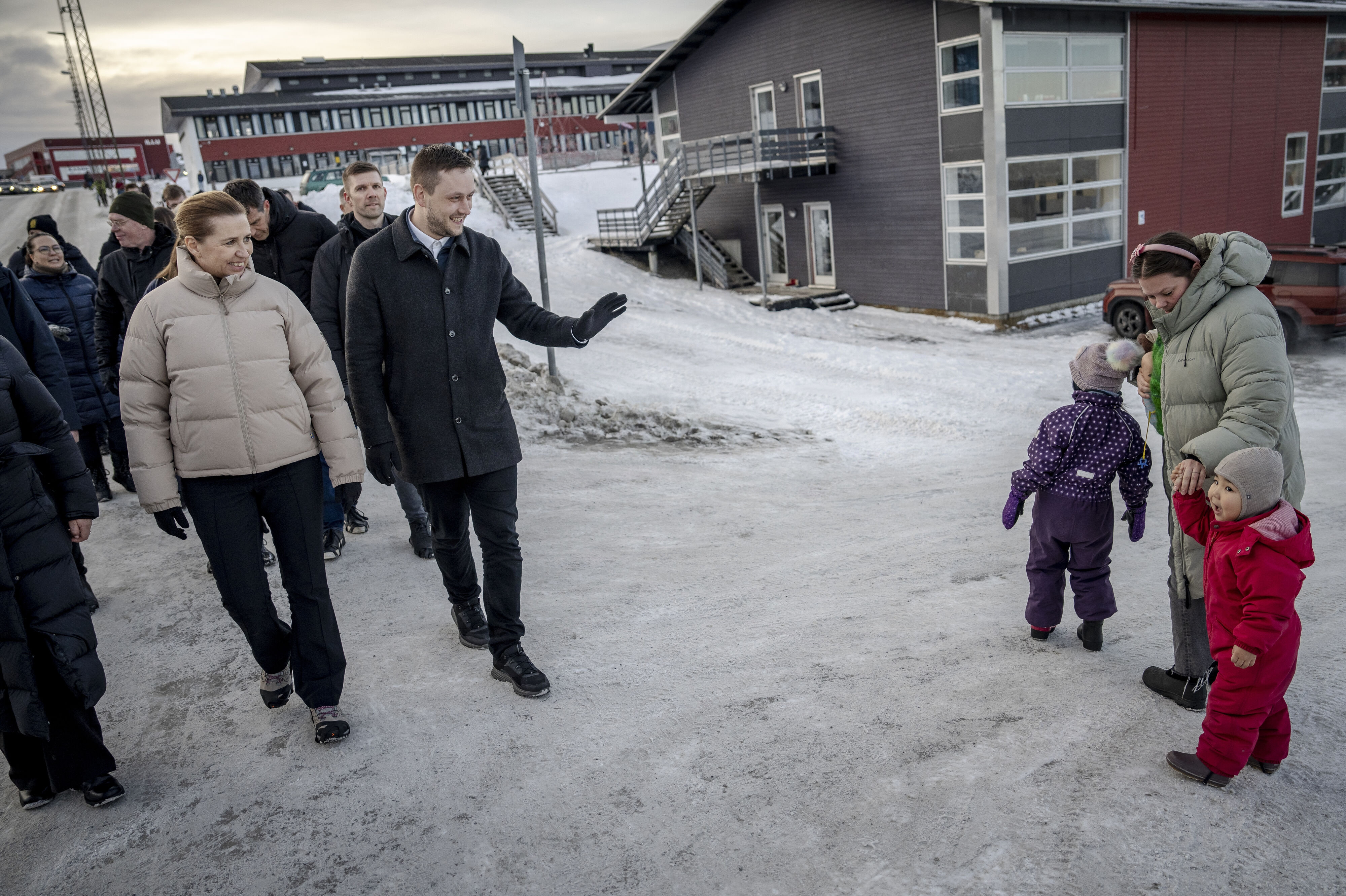 Statsminister Mette Frederiksen (S) og Grønlands regeringsleder, Jens-Frederik Nielsen, gik i januar tur i Nuuk. Søndag og mandag er den danske statsminister igen i Grønland. Denne gang sammen med EU-Kommissionens formand, Ursula von der Leyen (Arkivfoto).