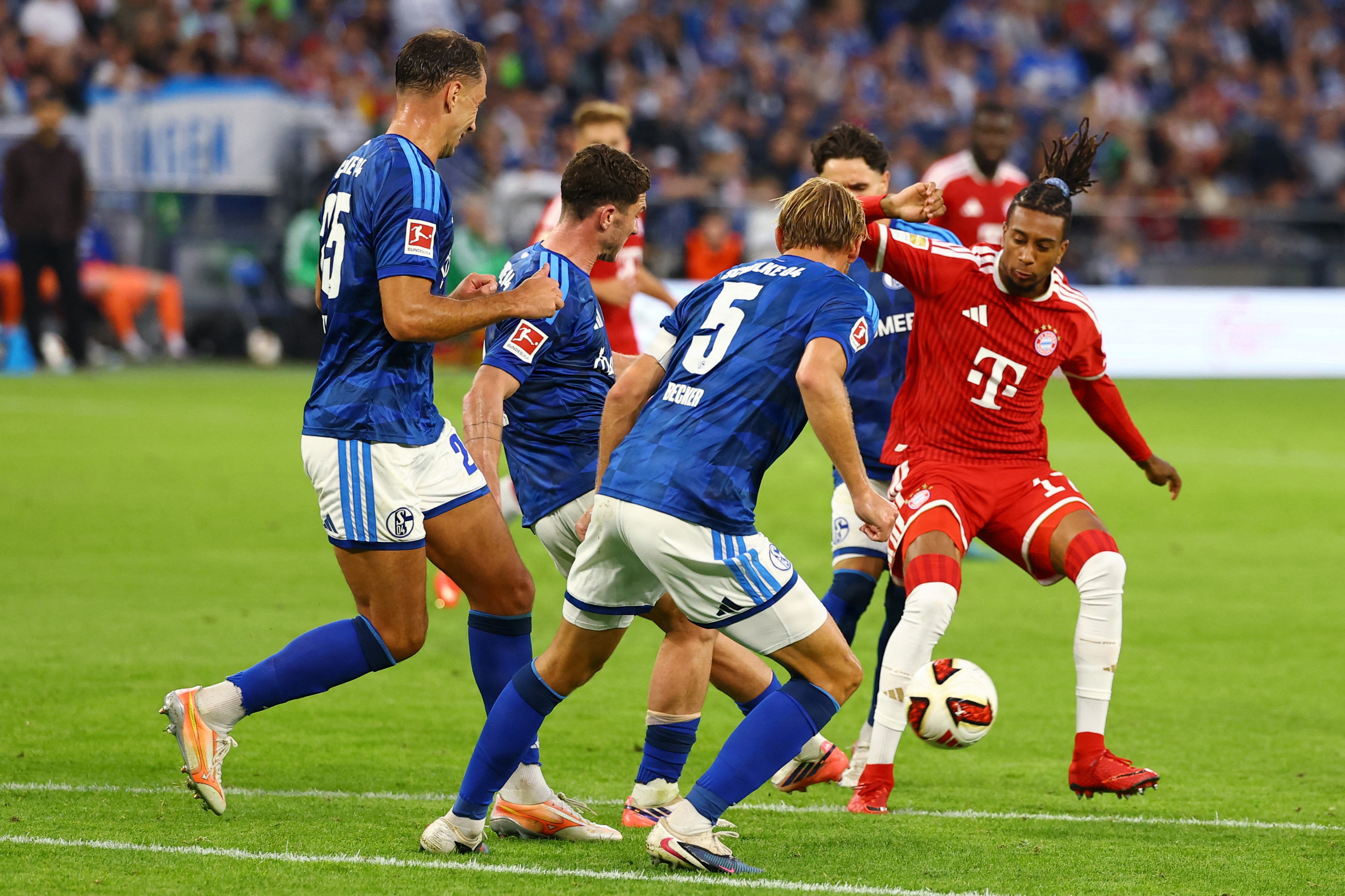 Michael Olise og de øvrige Bayern-spillere havde det svært mod Schalkes kompakte forsvar.